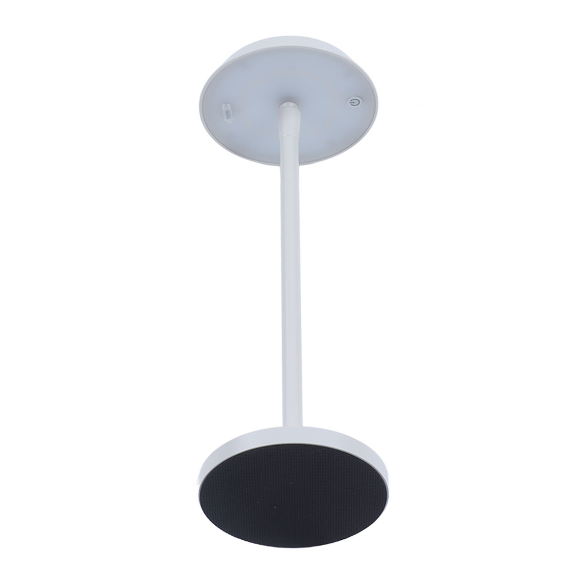 Eine weiße, modern aussehende Lampe. Sie hat einen runden Fuß und einen langen Stiel. Der Hintergrund ist weiß.