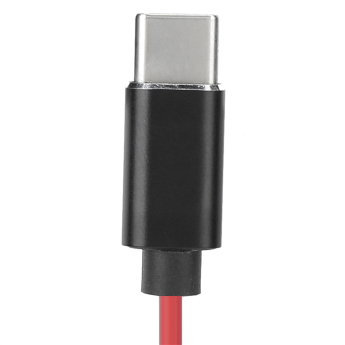 USB-C-Anschluss. Schwarzer Körper, silberner Stecker. Rotes Kabel. Weißer Hintergrund.