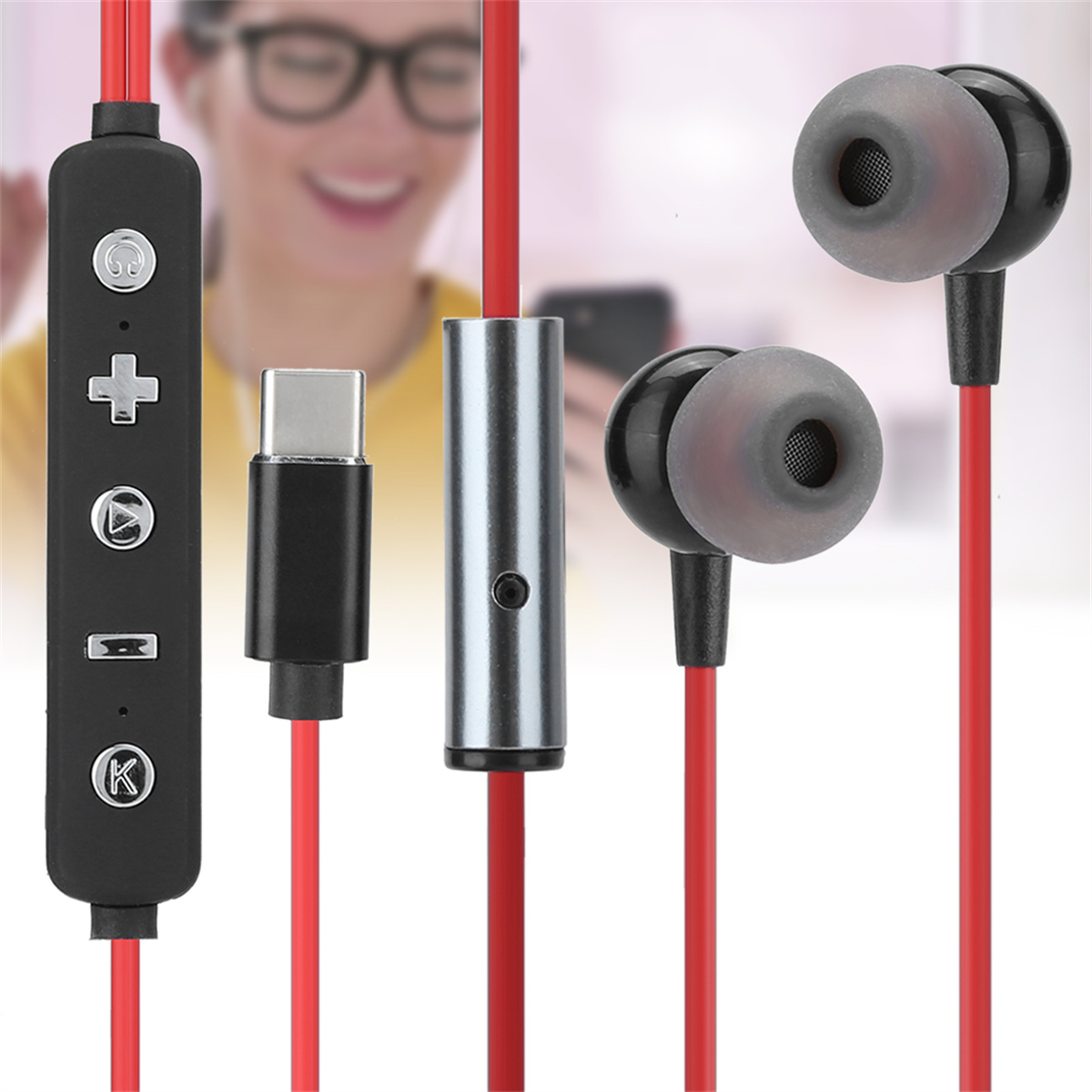 Rote kabelgebundene Ohrhörer mit Bedienfeld und USB-C-Anschluss. Im Hintergrund ist eine Person unscharf.