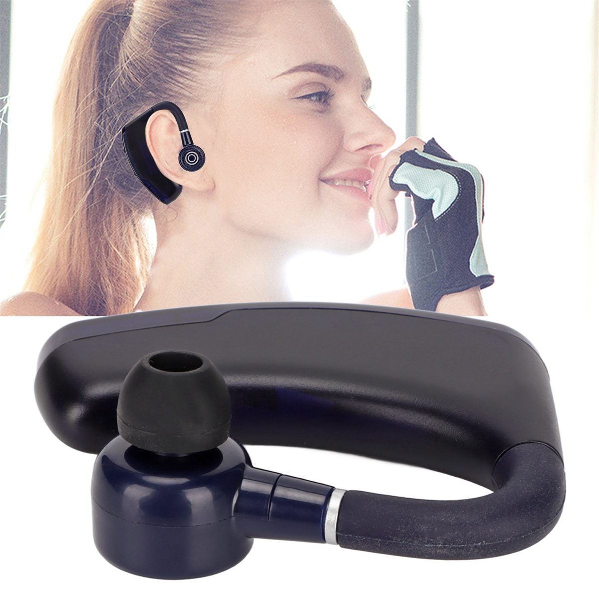 Eine Frau mit einem Ohrhörer und einem Headset. Das Headset ist schwarz.