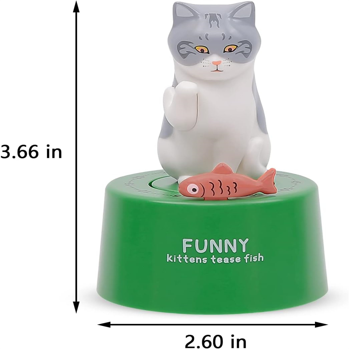 Eine Katzenfigur sitzt auf grünem Sockel, daneben ein Fisch.
