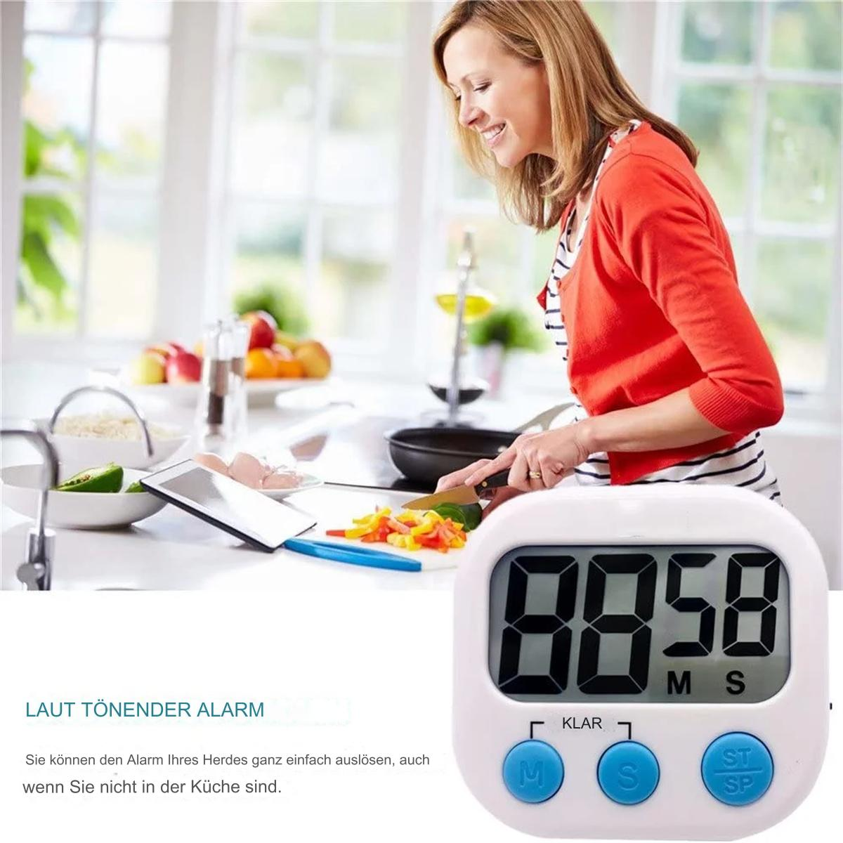 Ein Küchentimer mit Knöpfen und einer Anzeige mit '00:58'. Im Hintergrund ist eine Frau.