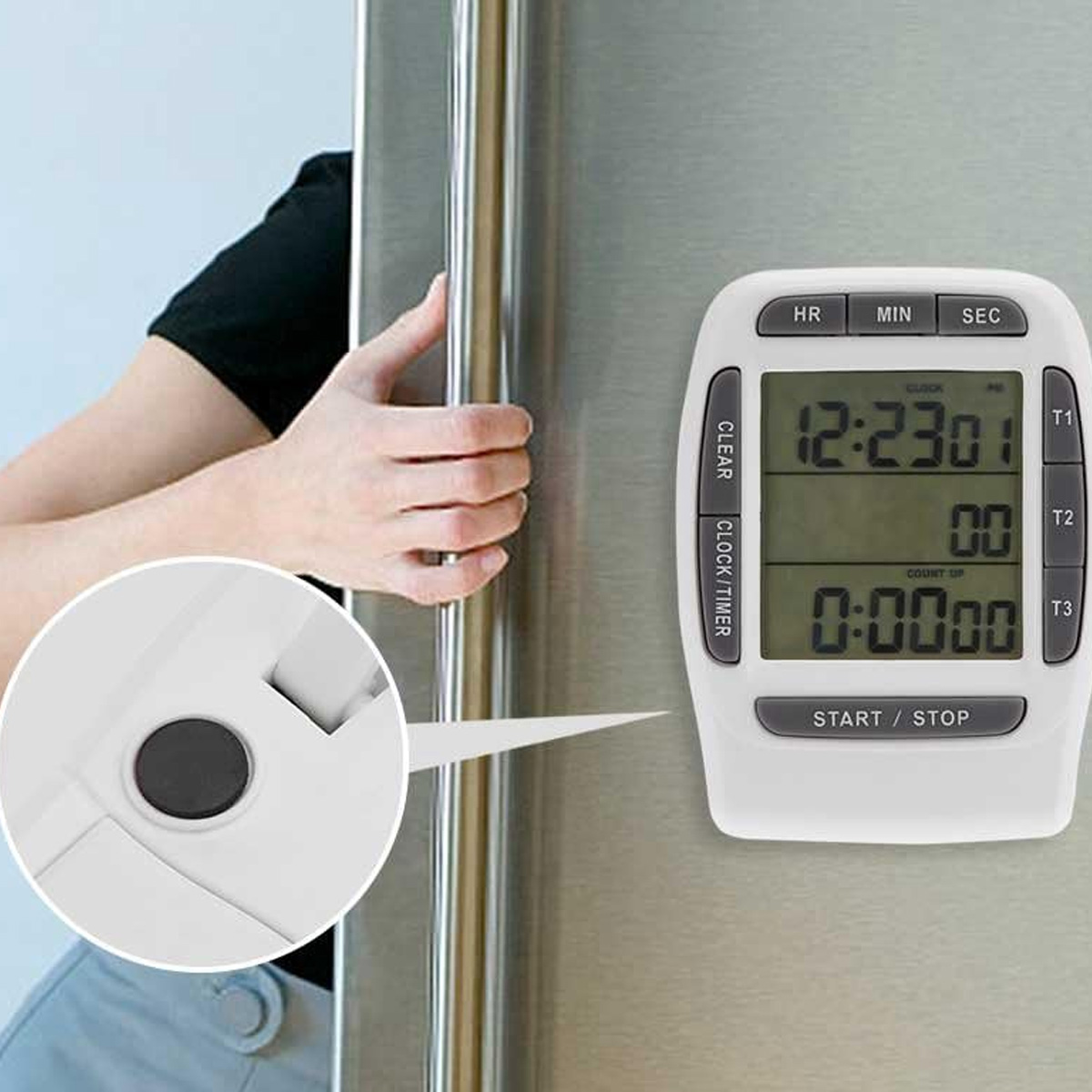 Weißer digitaler Küchenwecker mit Zeitanzeige. Eine Hand hält den Wecker neben einem Kühlschrank.
