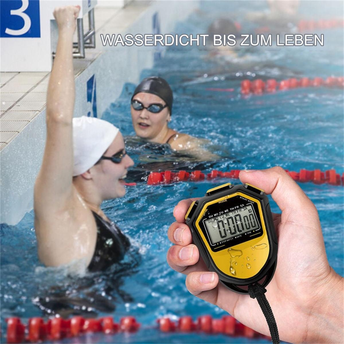 Eine Person hält eine gelbe Stoppuhr, im Hintergrund Schwimmer.
