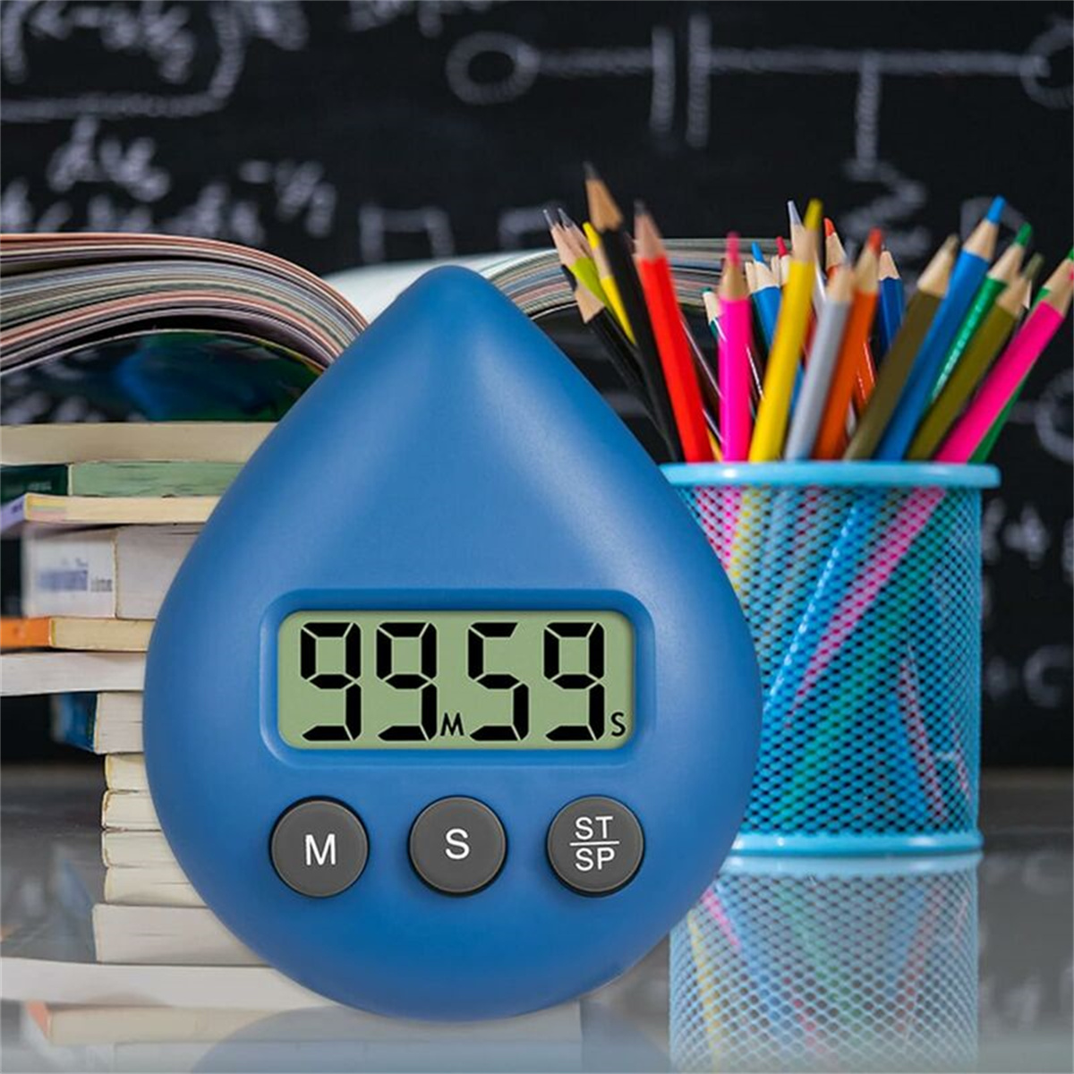 Ein blauer Timer mit Digitalanzeige, neben Bleistiften und Büchern.