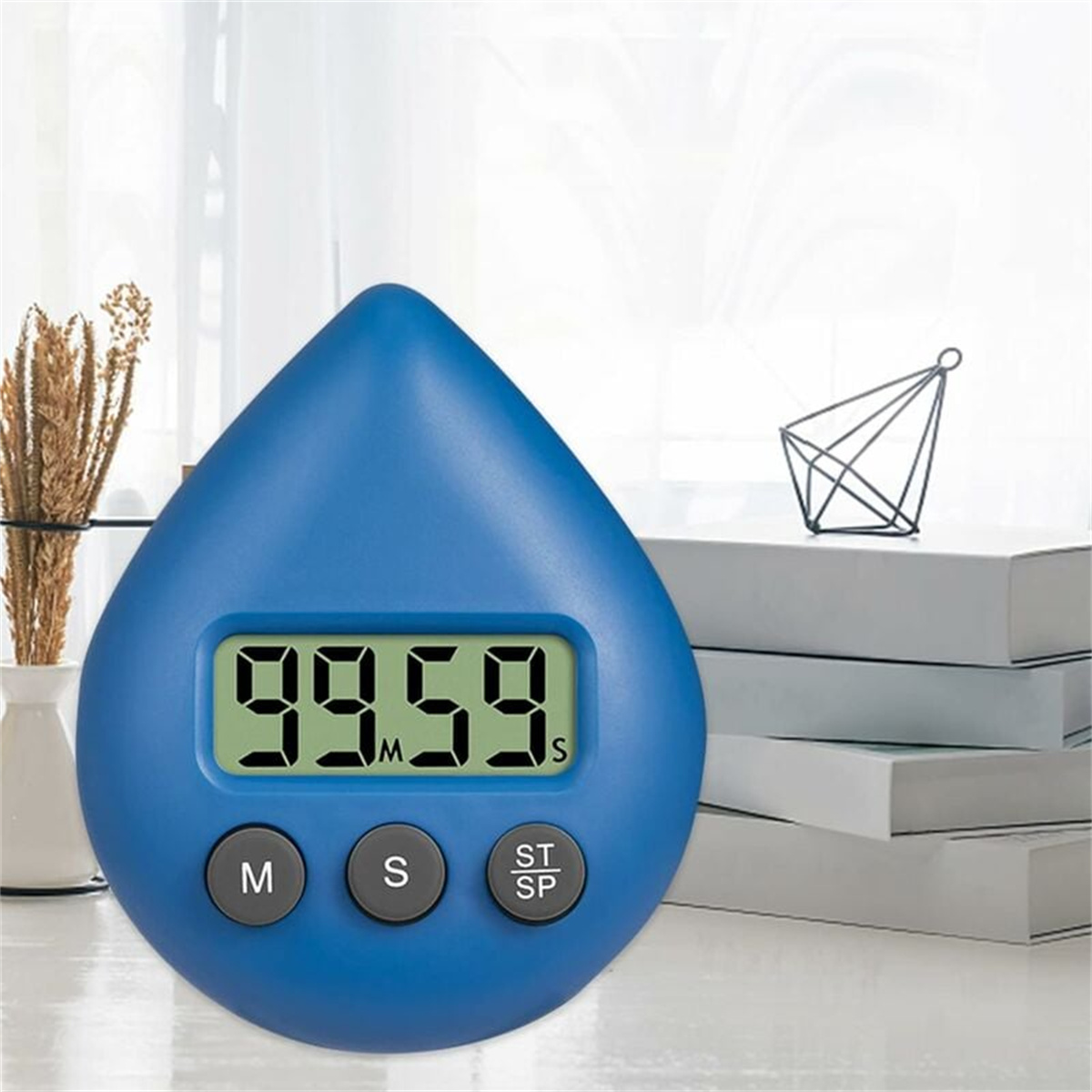 Blauer Wassertropfen-Timer mit Digitalanzeige, mit Büchern im Hintergrund.