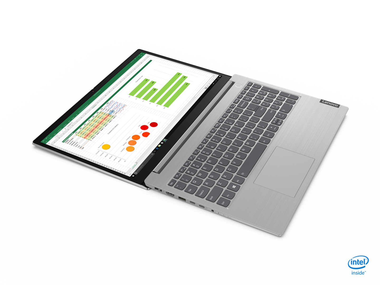 Ein silberner Lenovo-Laptop offen, Excel-Diagramme zeigend, auf weißem Hintergrund.