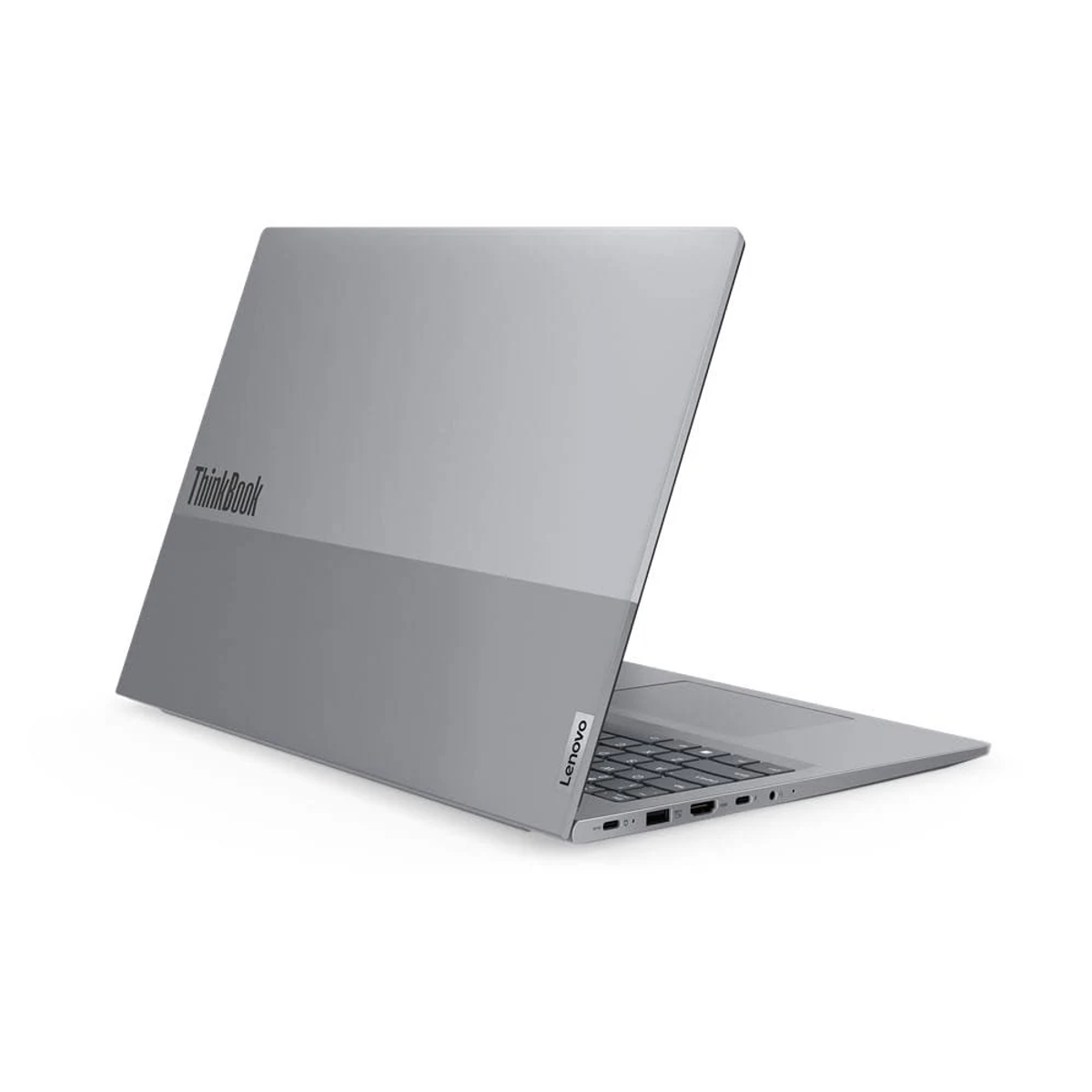 Un portátil Lenovo ThinkBook plateado está ligeramente abierto. La pantalla está arriba, mostrando el teclado, los puertos y el logotipo de Lenovo.