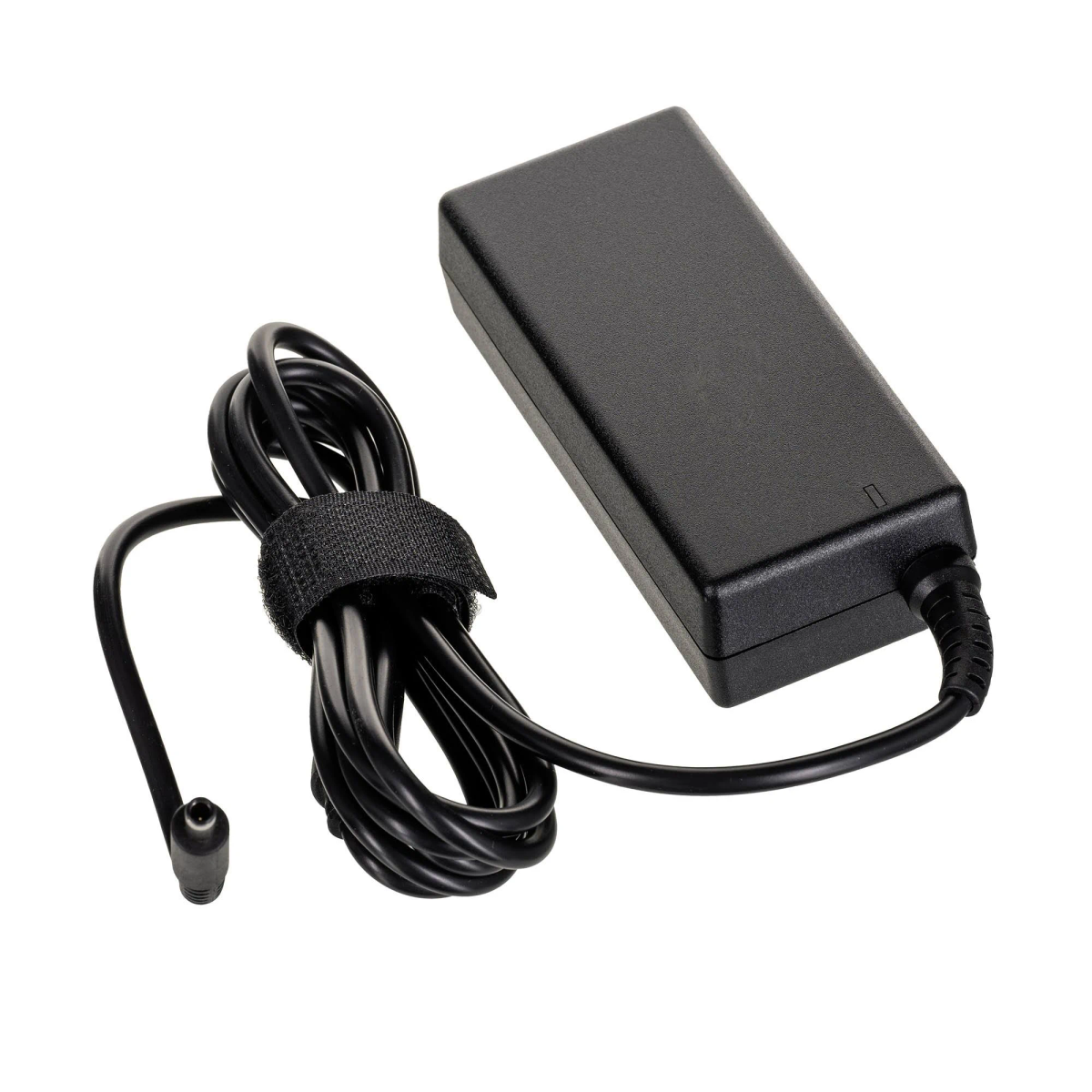 Cargador de portátil negro con cable negro. El cargador está sobre un fondo blanco.