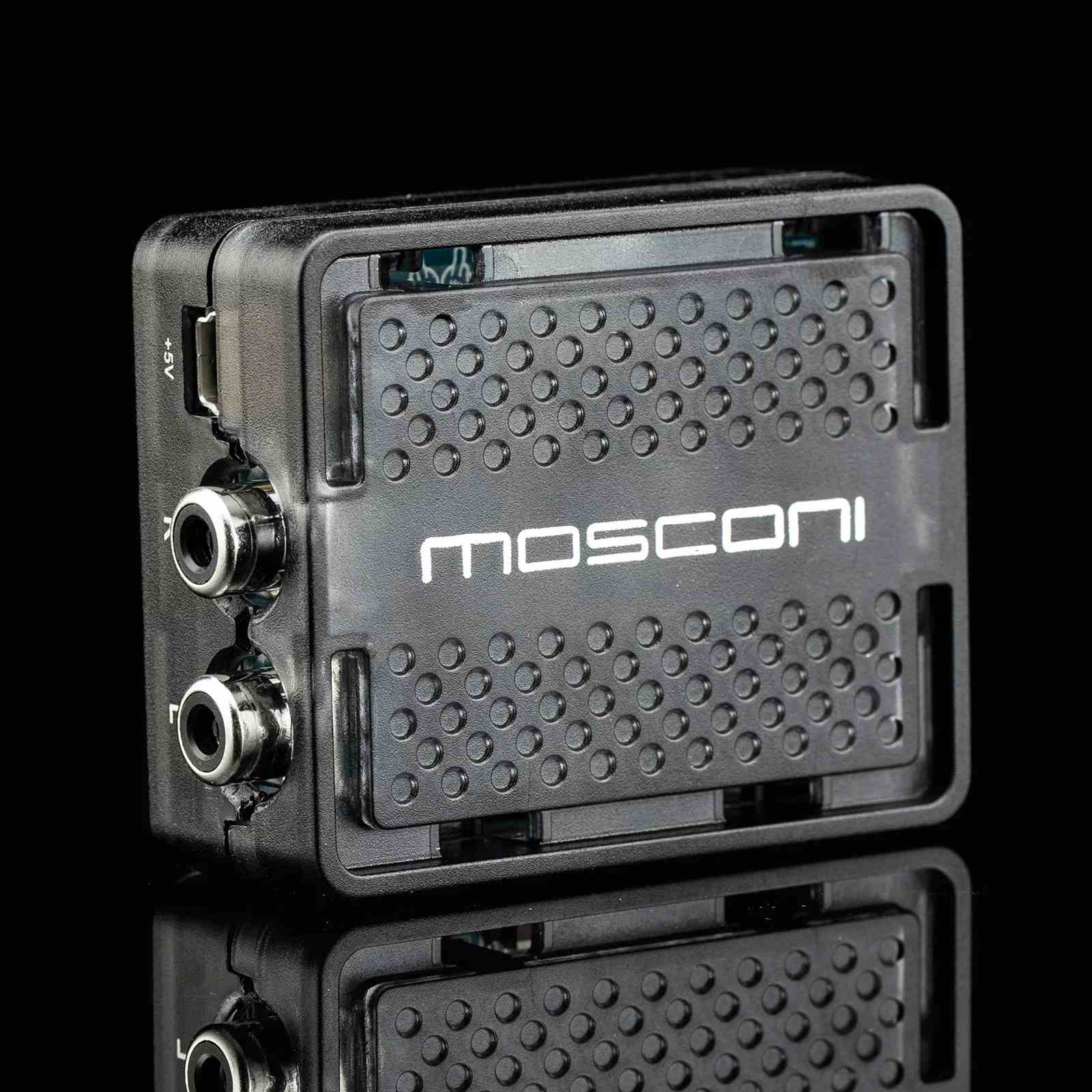 Schwarzes Audiogerät mit Mosconi-Logo, Anschlüssen und Lüftungslöchern.