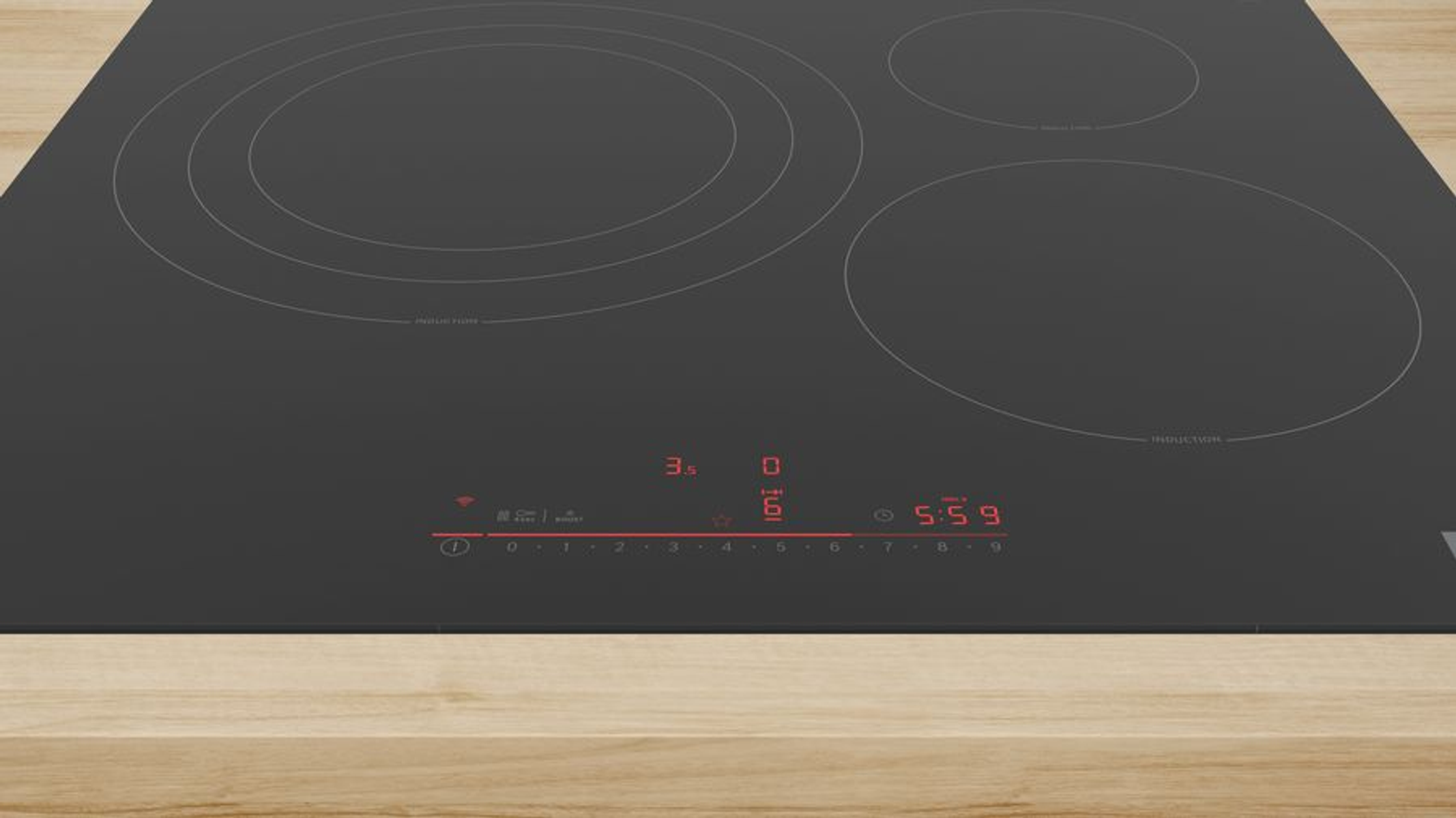 Placa de inducción negra con cuatro zonas de cocción circulares y una pantalla digital. Encimera de madera.