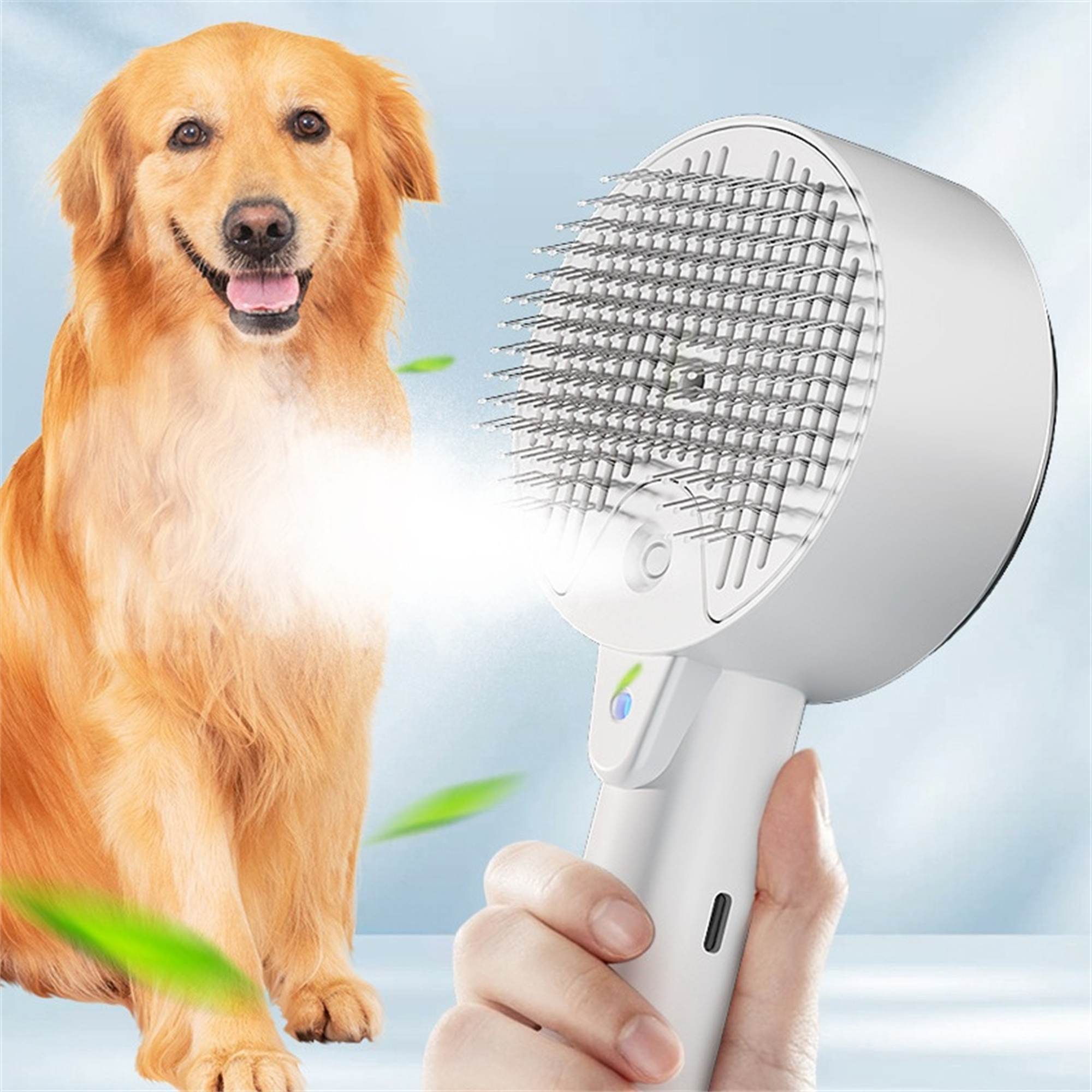 Ein Golden Retriever lächelt, während eine weiße Haustierbürste gehalten wird.