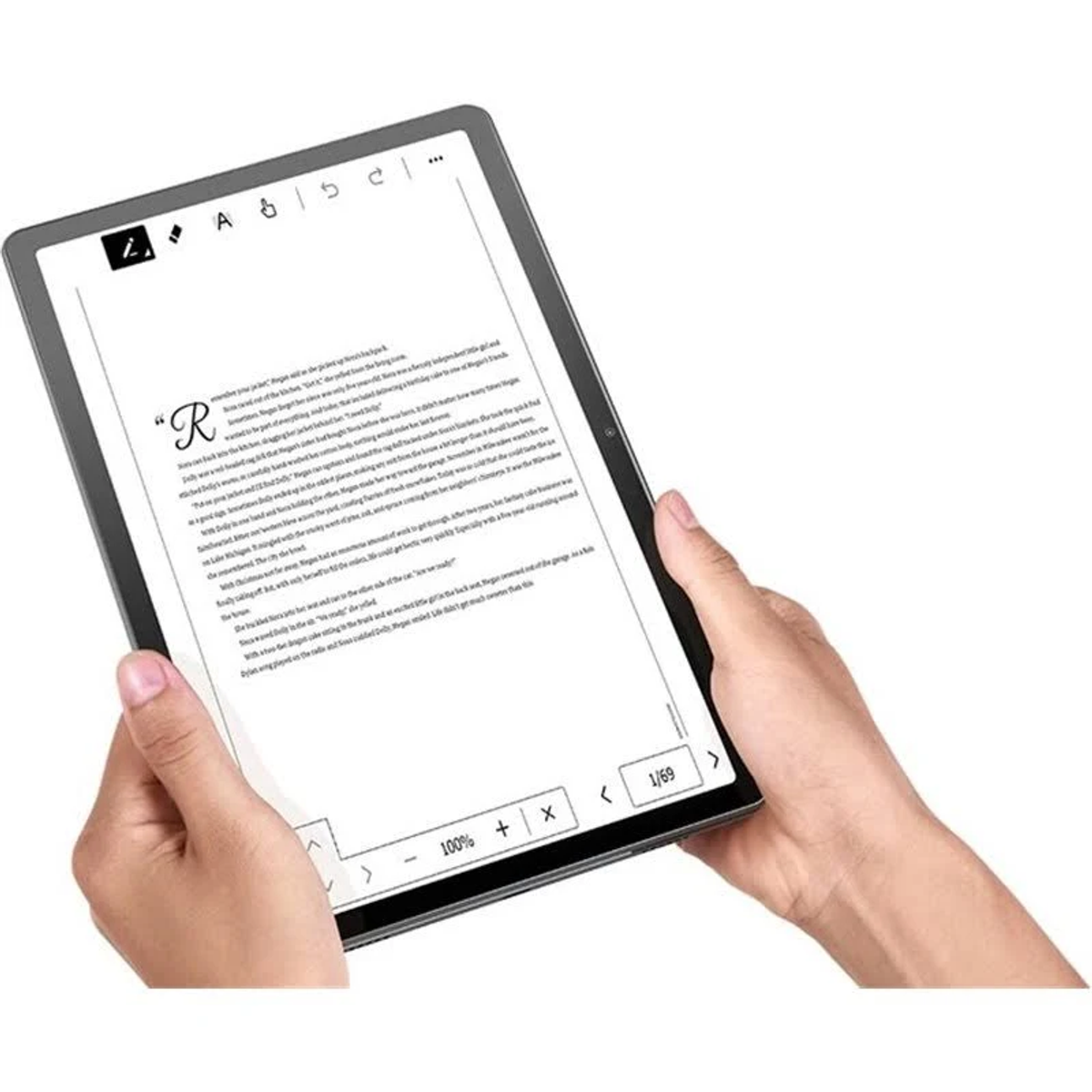 Mani che tengono un tablet che mostra un documento con strumenti di formattazione e modifica.