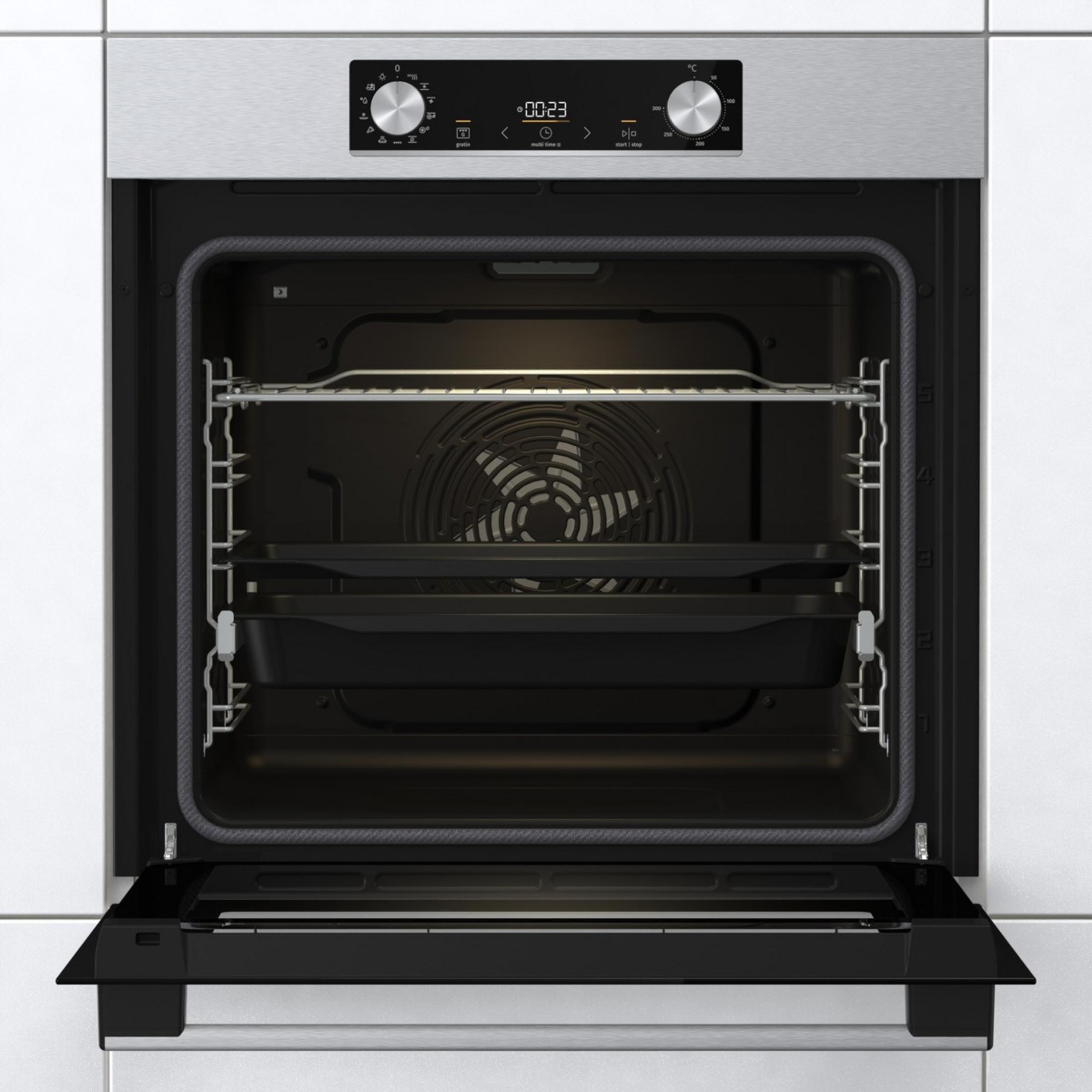 Einbau-Backofen aus Edelstahl mit geöffneter Tür, zeigt Innenregale und Ventilator.