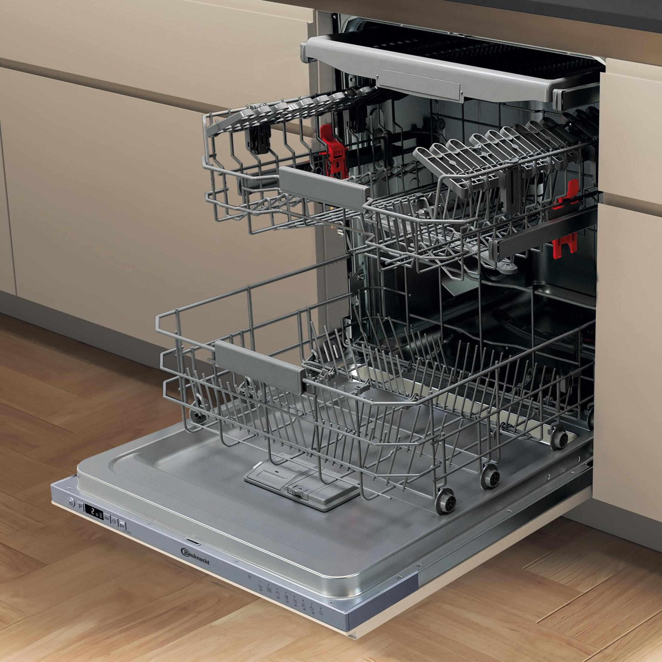Geschirrspüler mit offener Tür, zeigt Gestelle und Innenraum. Holzboden, beigefarbene Wand.