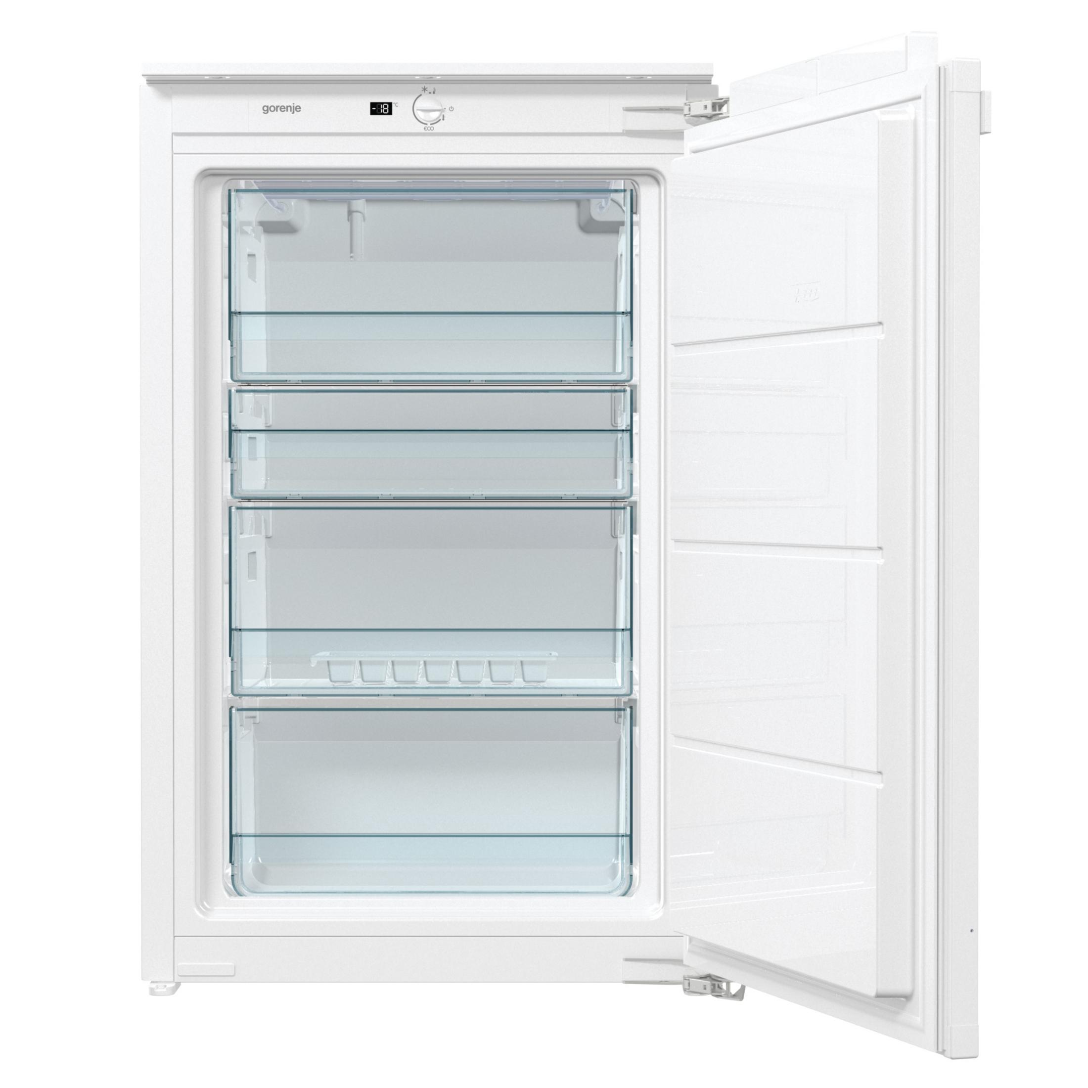 Weißer Kühlschrank mit offener Tür, die Glasböden zeigt. Gorenje Markenname ist sichtbar.