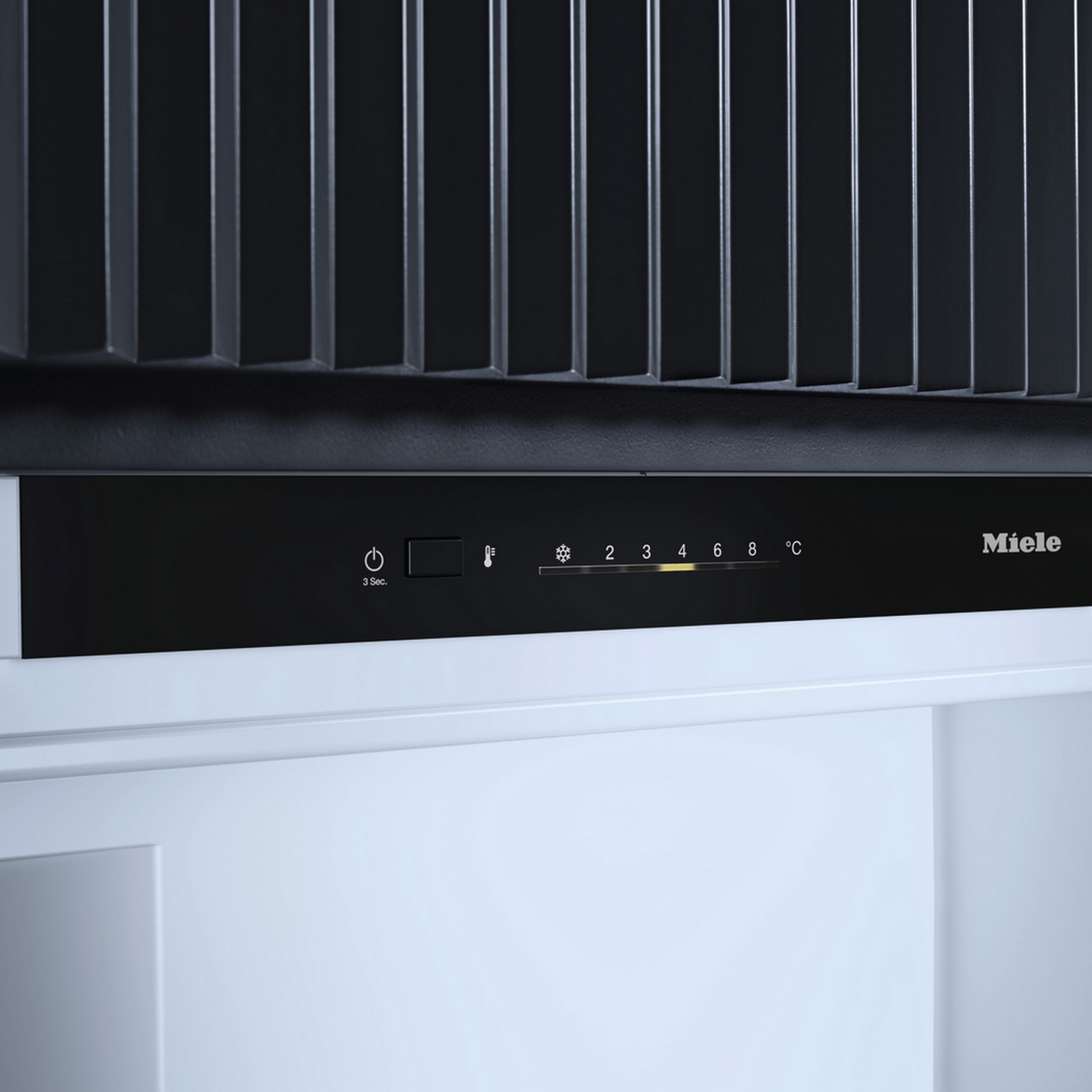 Bedienfeld eines Kühlschranks mit Tasten und Temperaturanzeigen, mit Miele-Branding.