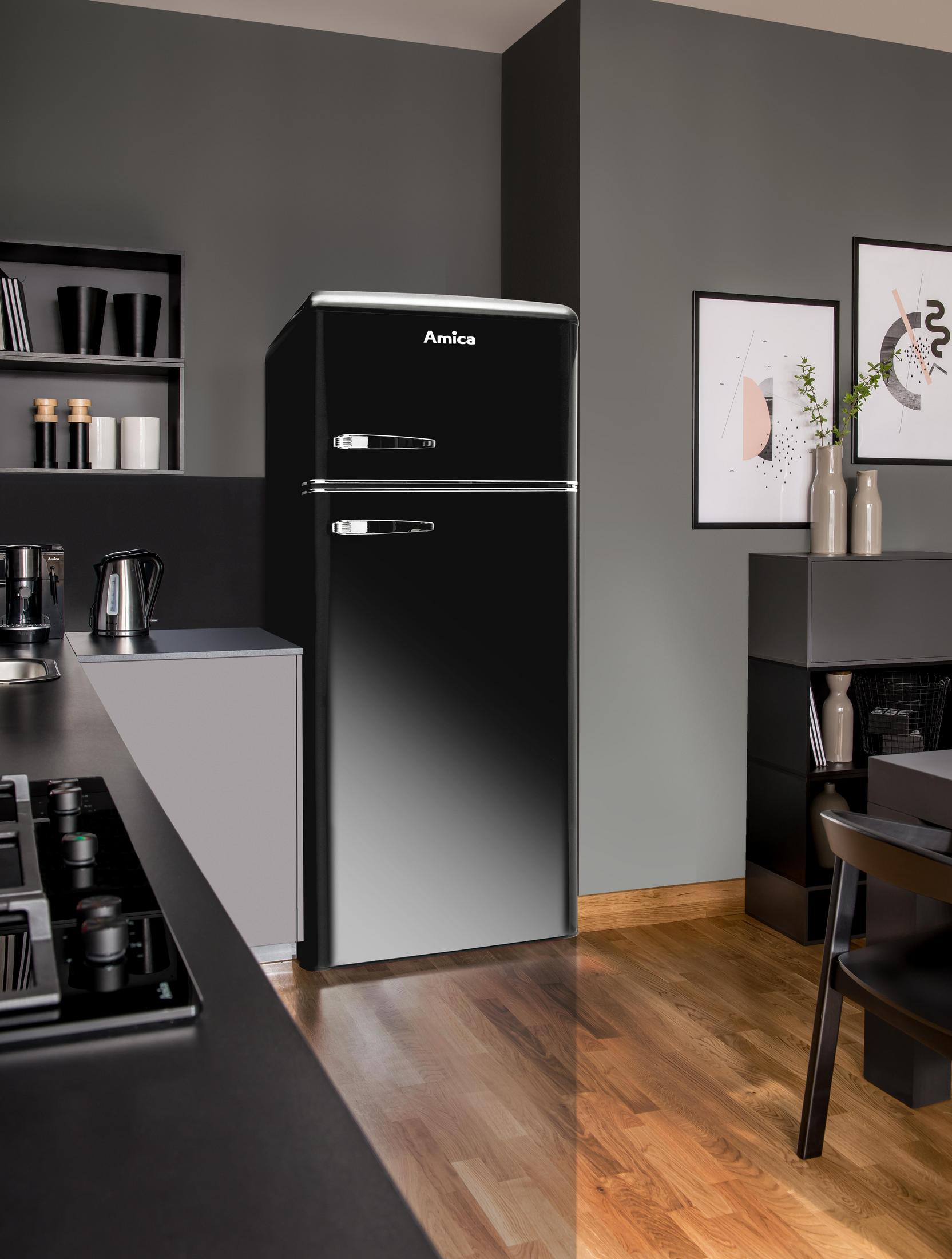 Ein schwarzer Kühlschrank in einer Küchenumgebung. Der Kühlschrank hat ein Retro-Design.