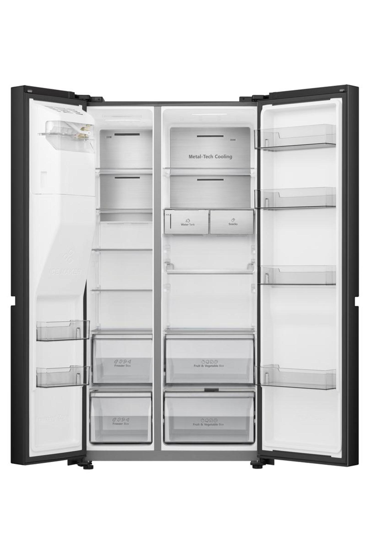 Schwarzer Kühlschrank mit offenen Türen. Das Innere zeigt Regale, Schubladen und Kühltechnologie.