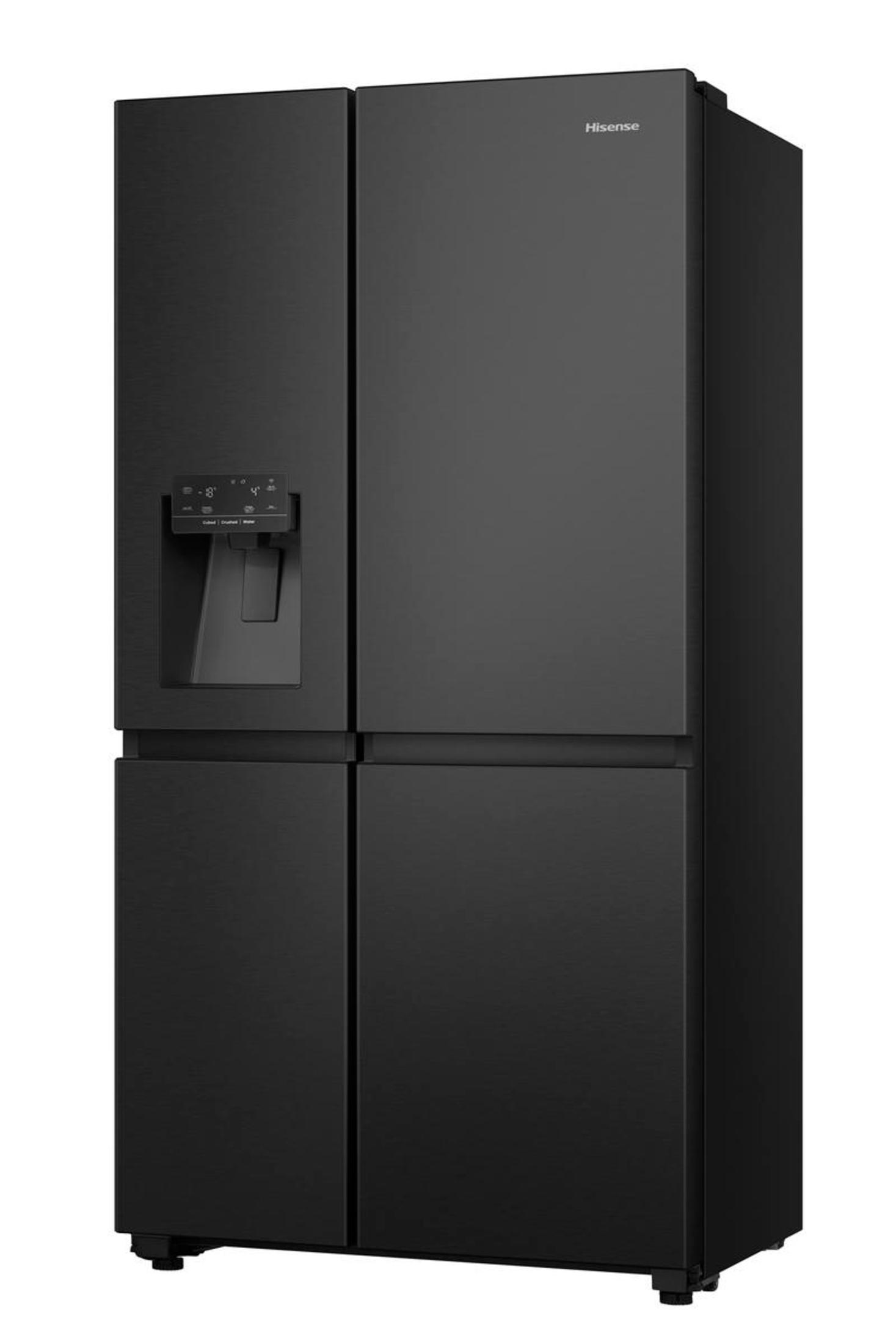 Schwarzer Hisense-Kühlschrank mit vier Türen, geschlossen, auf weißem Hintergrund.