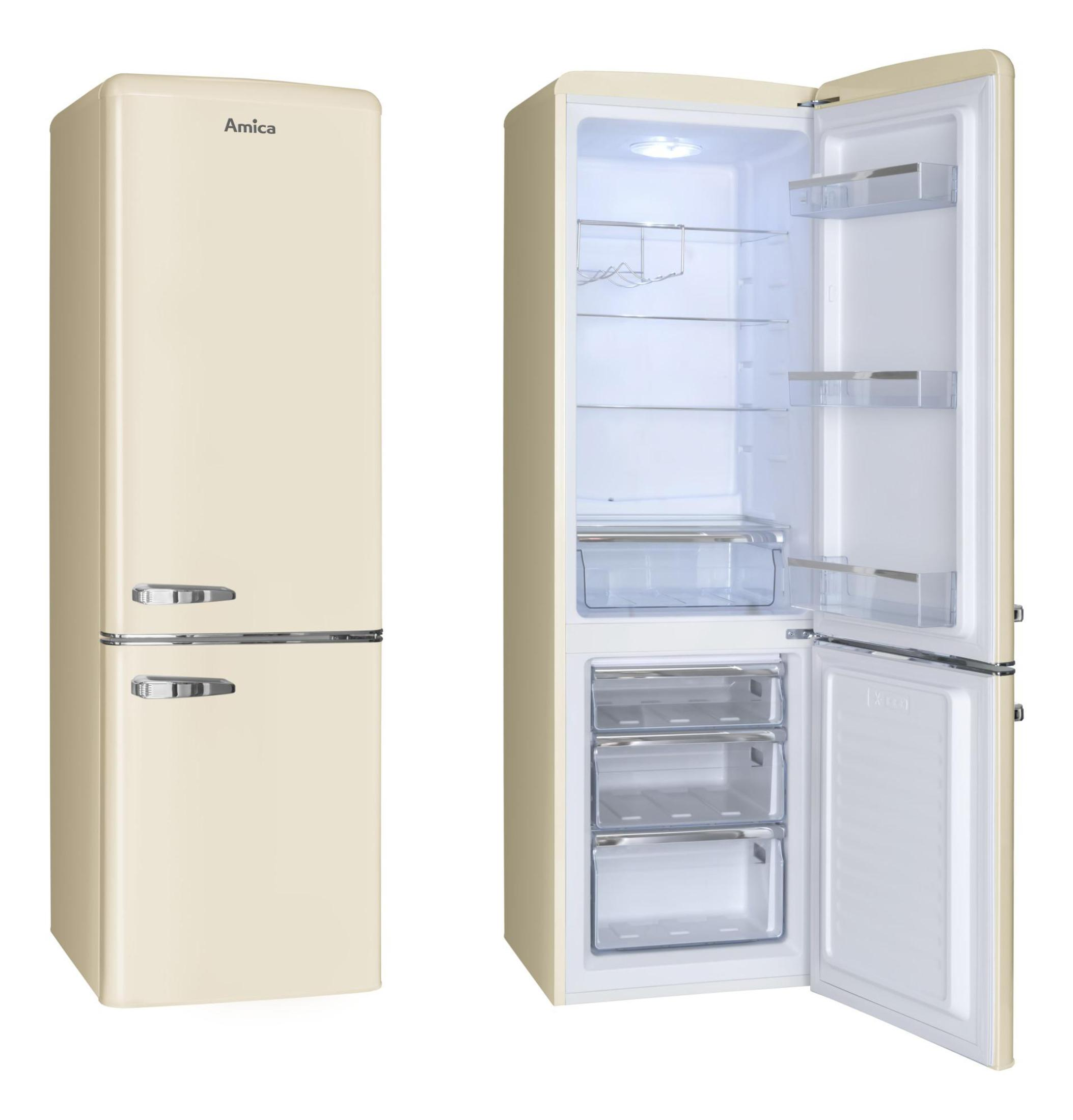 Beiger Retro-Kühlschrank, einer geschlossen, einer offen mit Regalen.