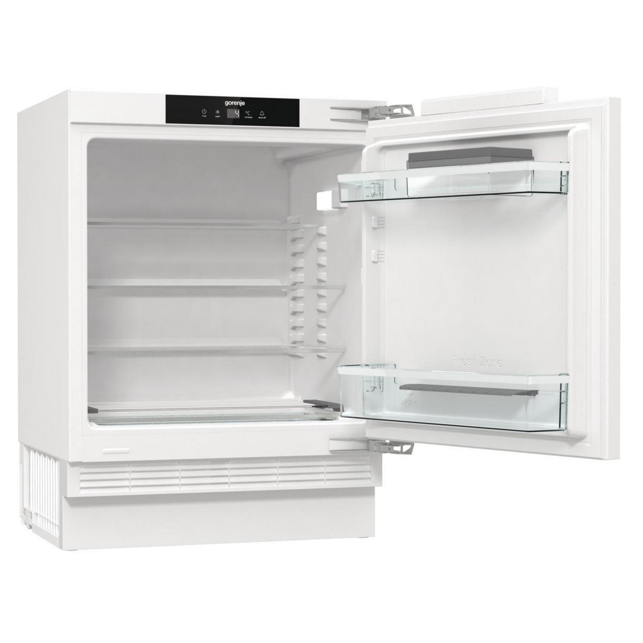 Ein weißer Kühlschrank mit offener Tür, der das Innere zeigt.