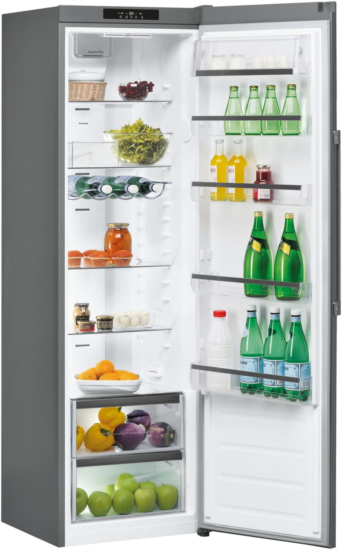 Offener Kühlschrank mit verschiedenen Lebensmitteln, darunter Obst, Gemüse und Getränke, auf Regalen.