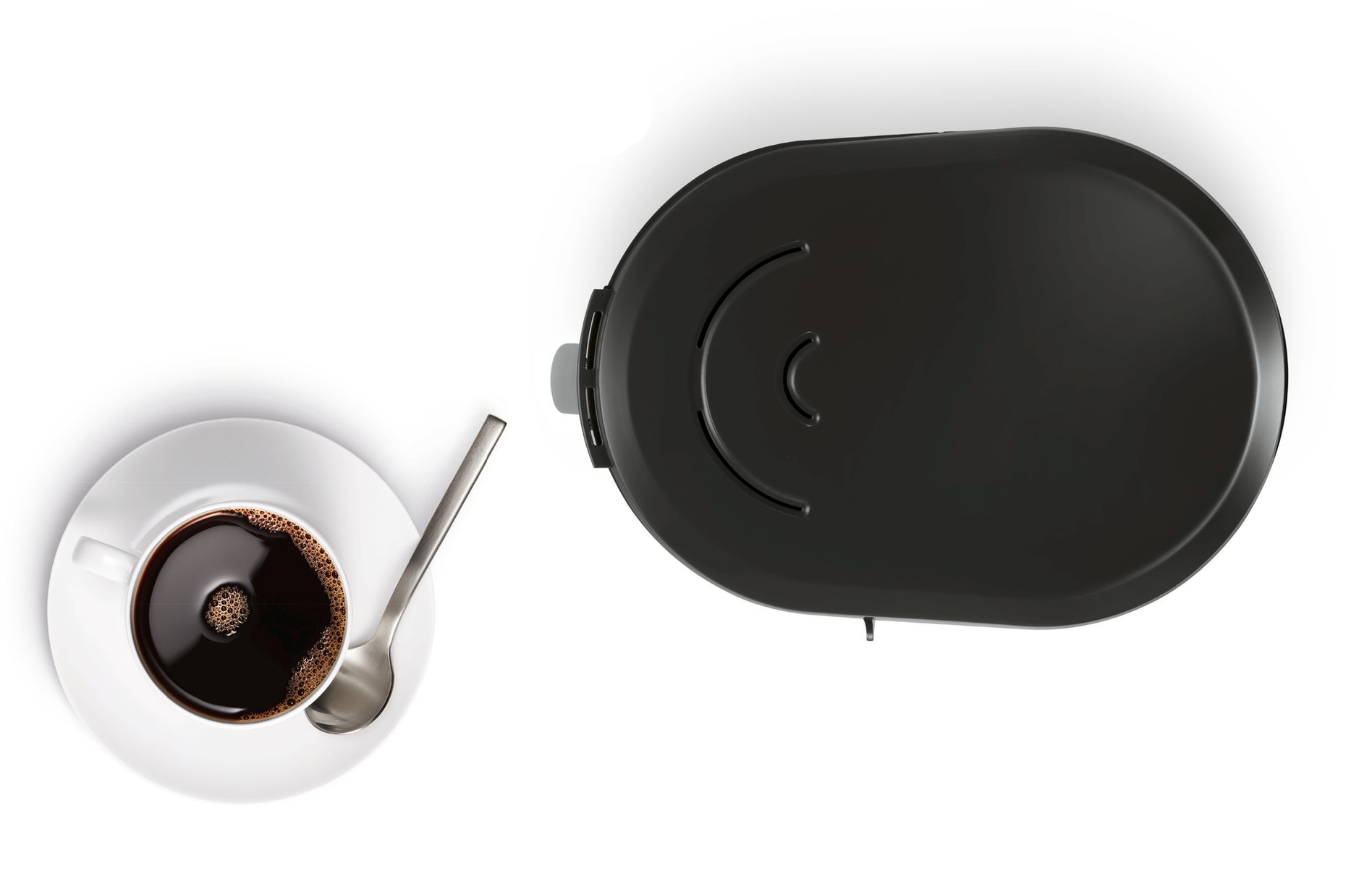 Vista dall'alto di una tazza di caffè su un piattino con cucchiaio, accanto a una caffettiera.