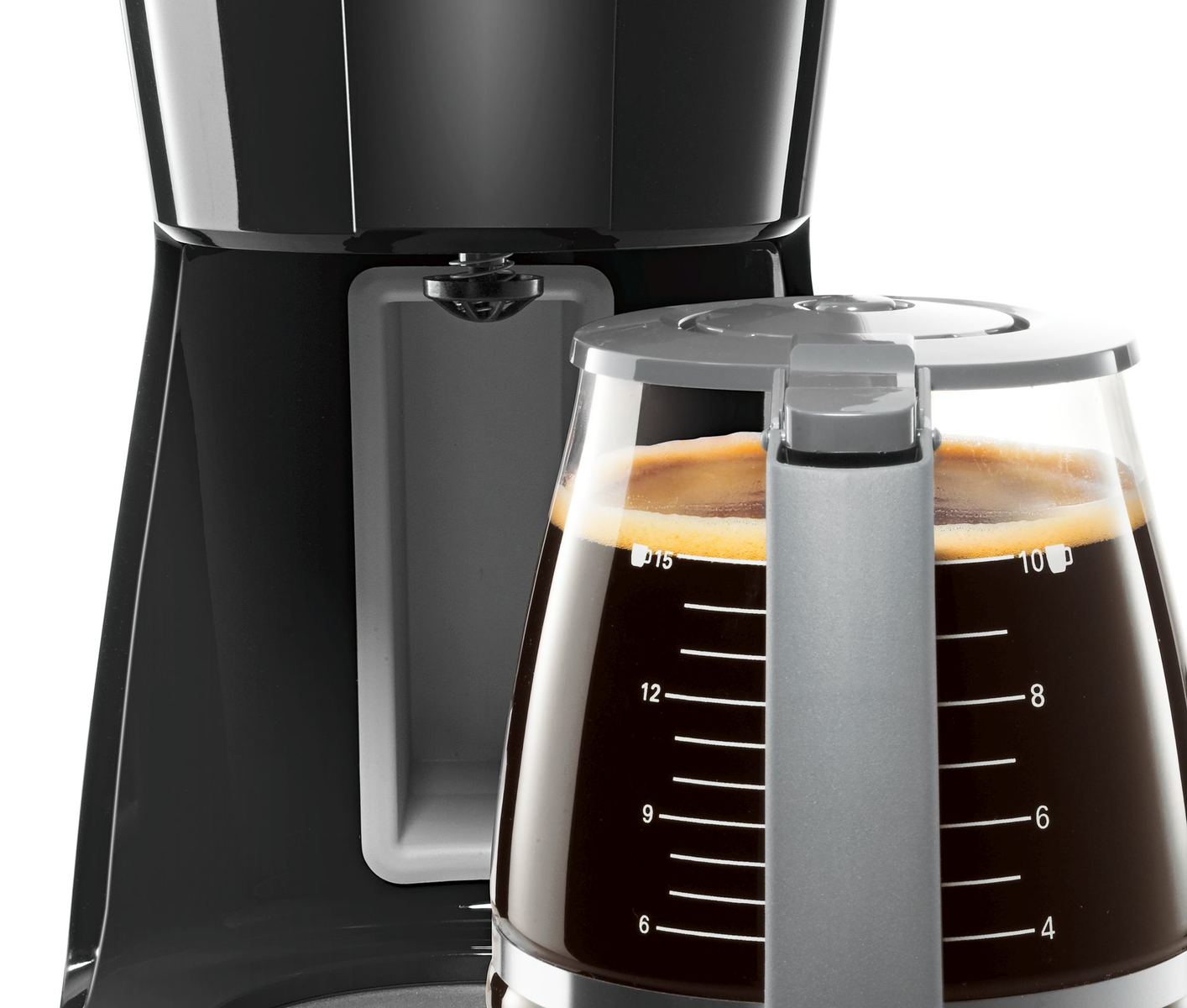 Viene mostrata una caffettiera nera con una caraffa di vetro piena di caffè.