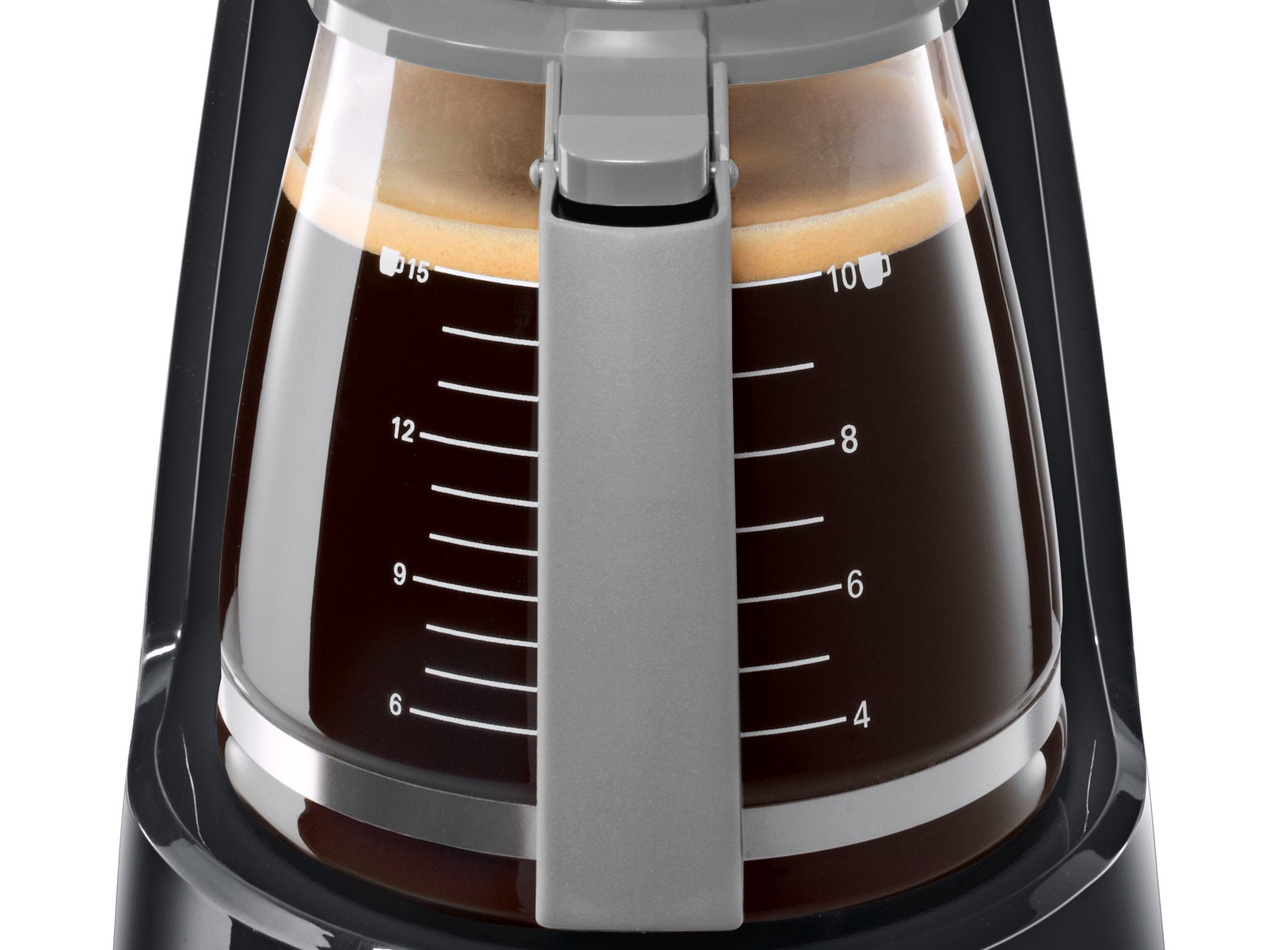 Caraffa della caffettiera, piena di caffè scuro. Segni di misurazione visibili sul lato.