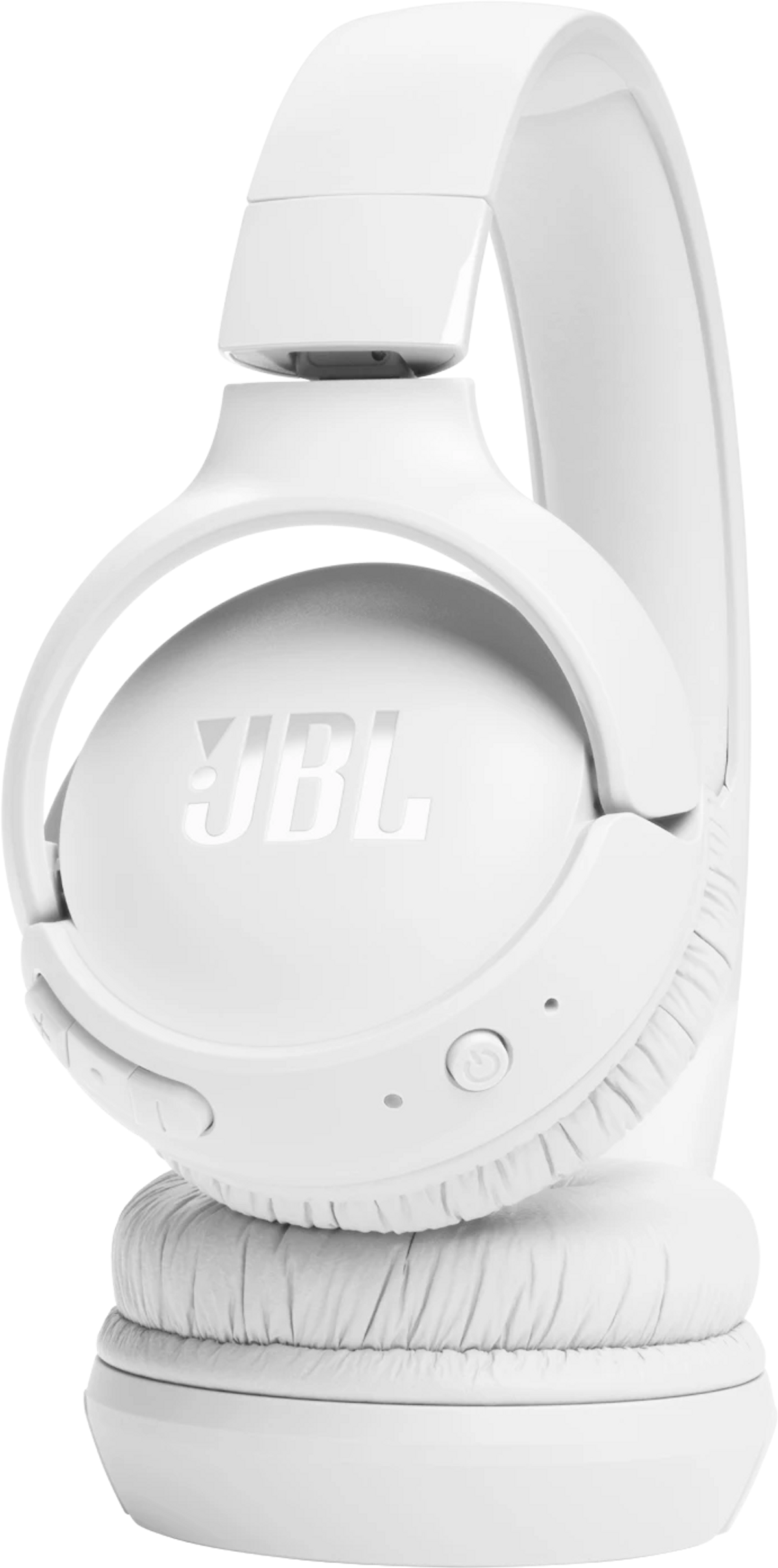 Weiße JBL-Kopfhörer mit sichtbarem Logo und Ein/Aus-Taste.