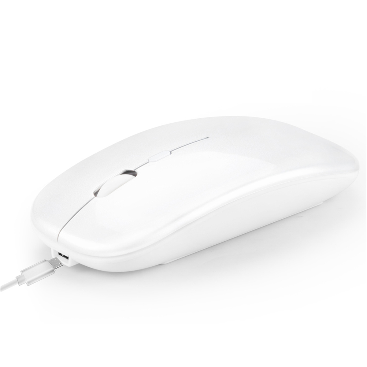 Weiße drahtlose Computermaus mit Ladeanschluss. Die Maus liegt auf einer weißen Oberfläche.
