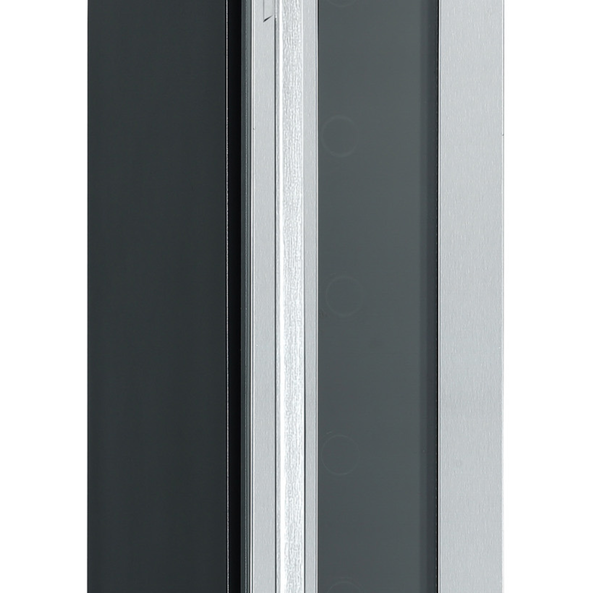 Zbliżenie szarej ramy okiennej i szyb z rozmytym widokiem wnętrza.