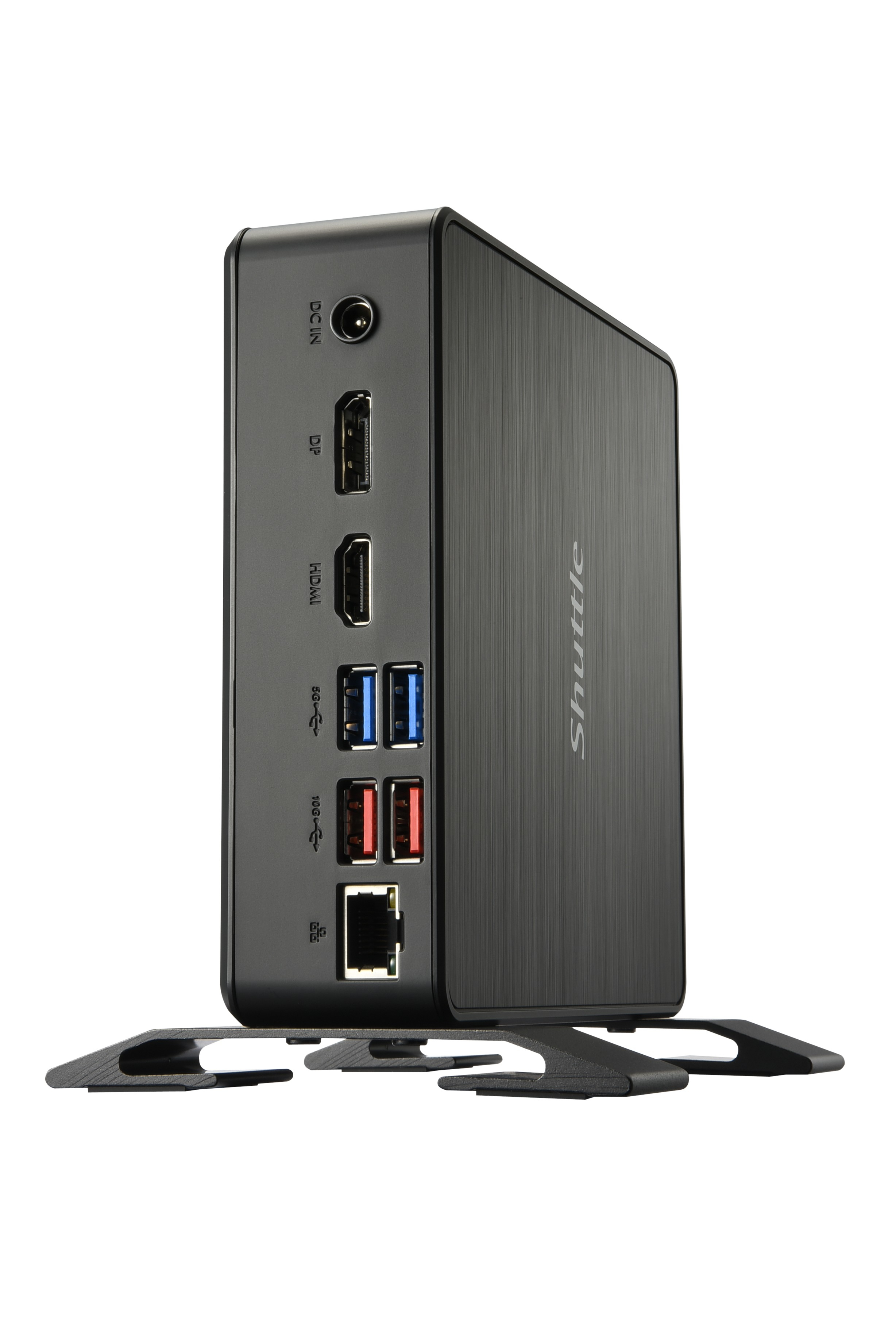 Piccola torre per computer nera, varie porte, marchio Shuttle, sfondo bianco.