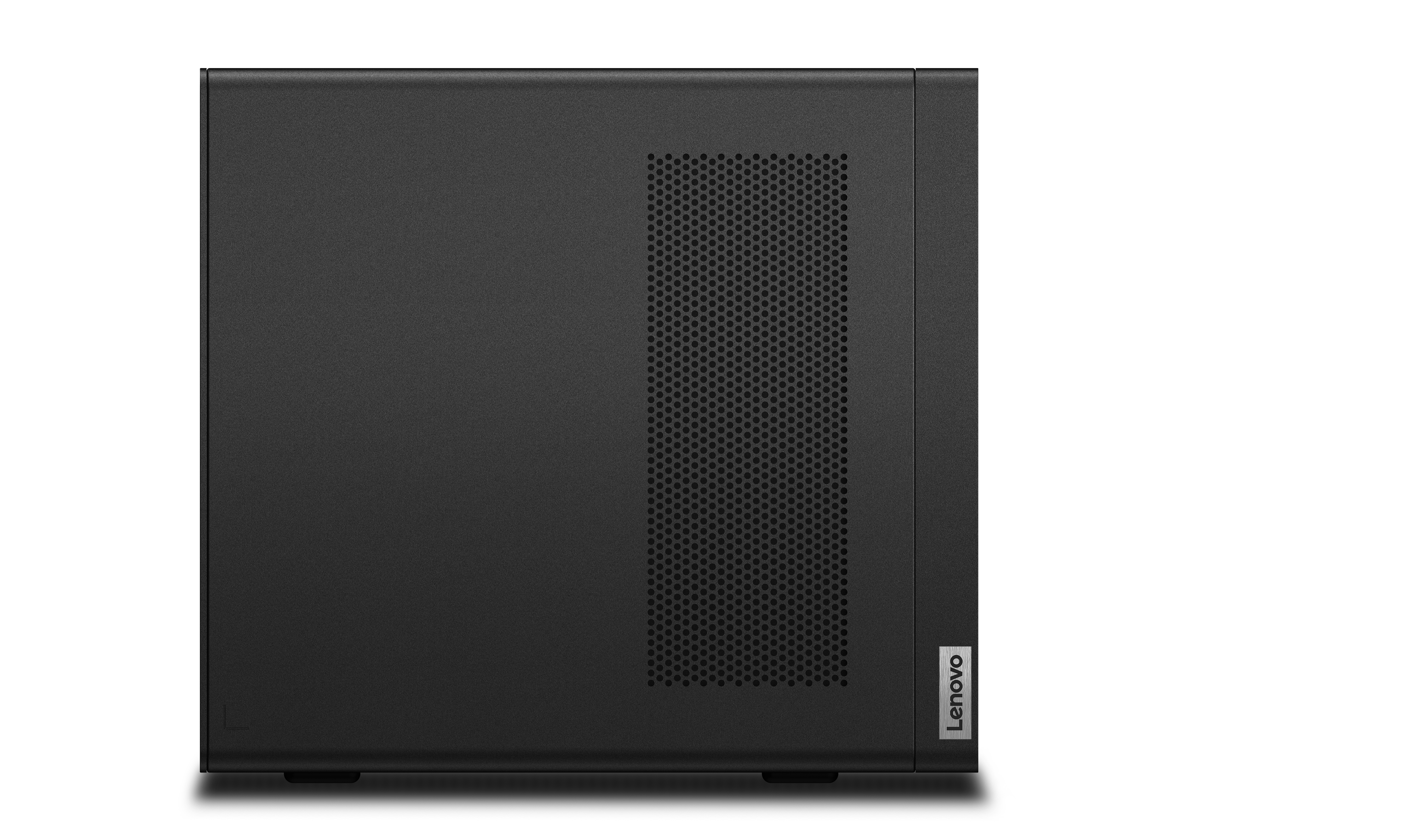 Torre de computadora negra con un panel lateral perforado. El logotipo de Lenovo está en el lateral. Fondo blanco.