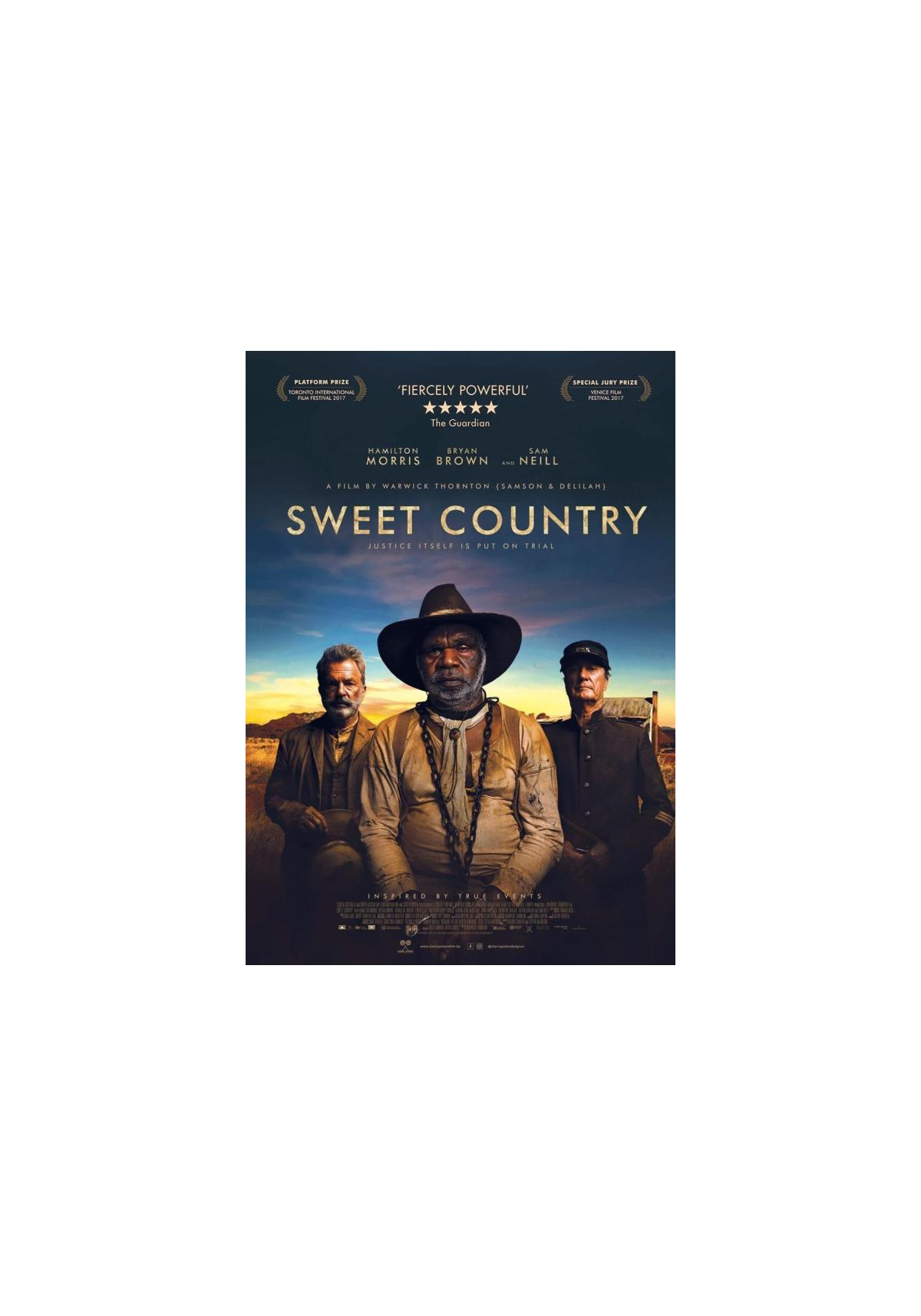 Affiche du film Sweet Country. Trois hommes debout dans le désert. Le titre est au centre.