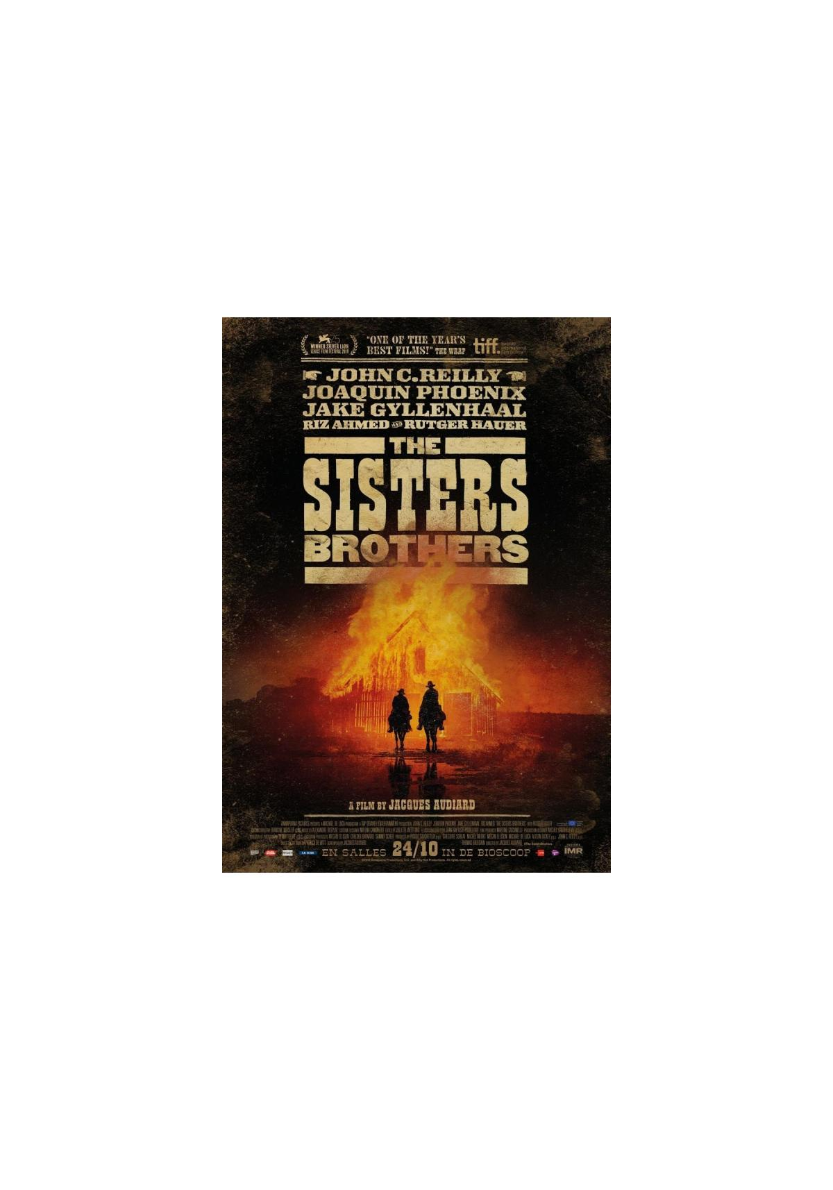 DVD-hoes voor 'The Sisters Brothers'. Twee mannen als silhouetten tegenover een brandend gebouw.