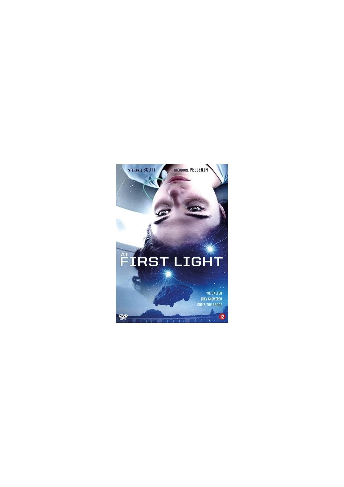 Filmposter voor "At First Light" met een vrouw die omhoog kijkt en tekst in blauw.