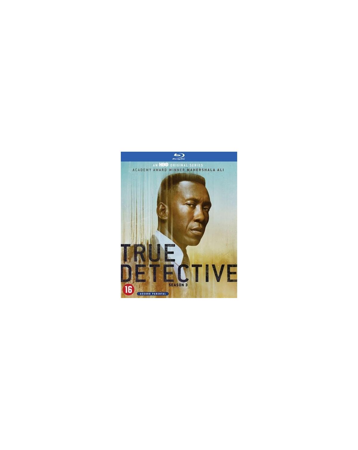 Affiche de True Detective. Un homme est sur l'affiche. Le titre et du texte sont affichés.