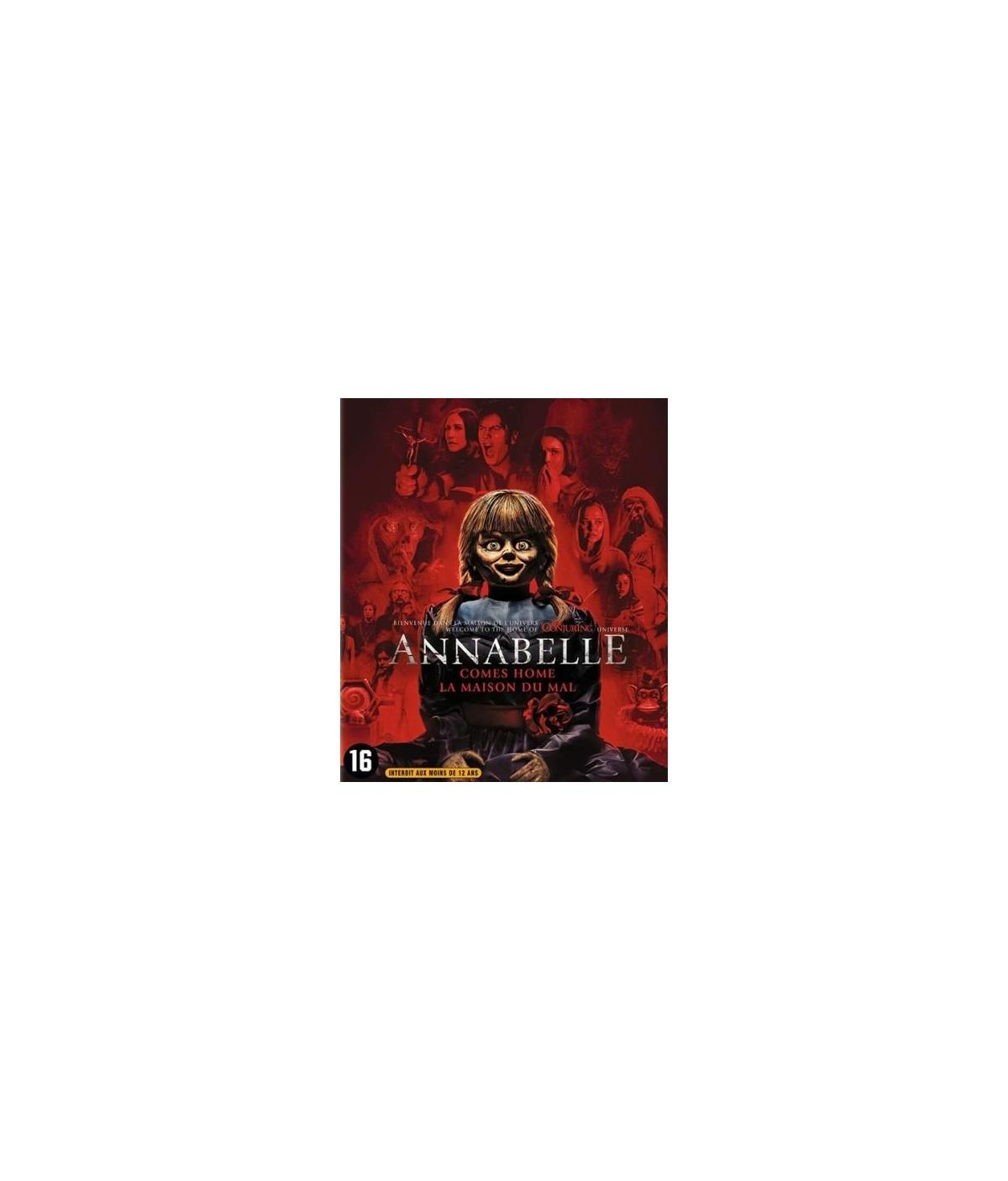 Jaquette DVD : Poupée Annabelle, titre 'ANNABELLE COMES HOME'. La poupée entourée de gens, fond rouge.