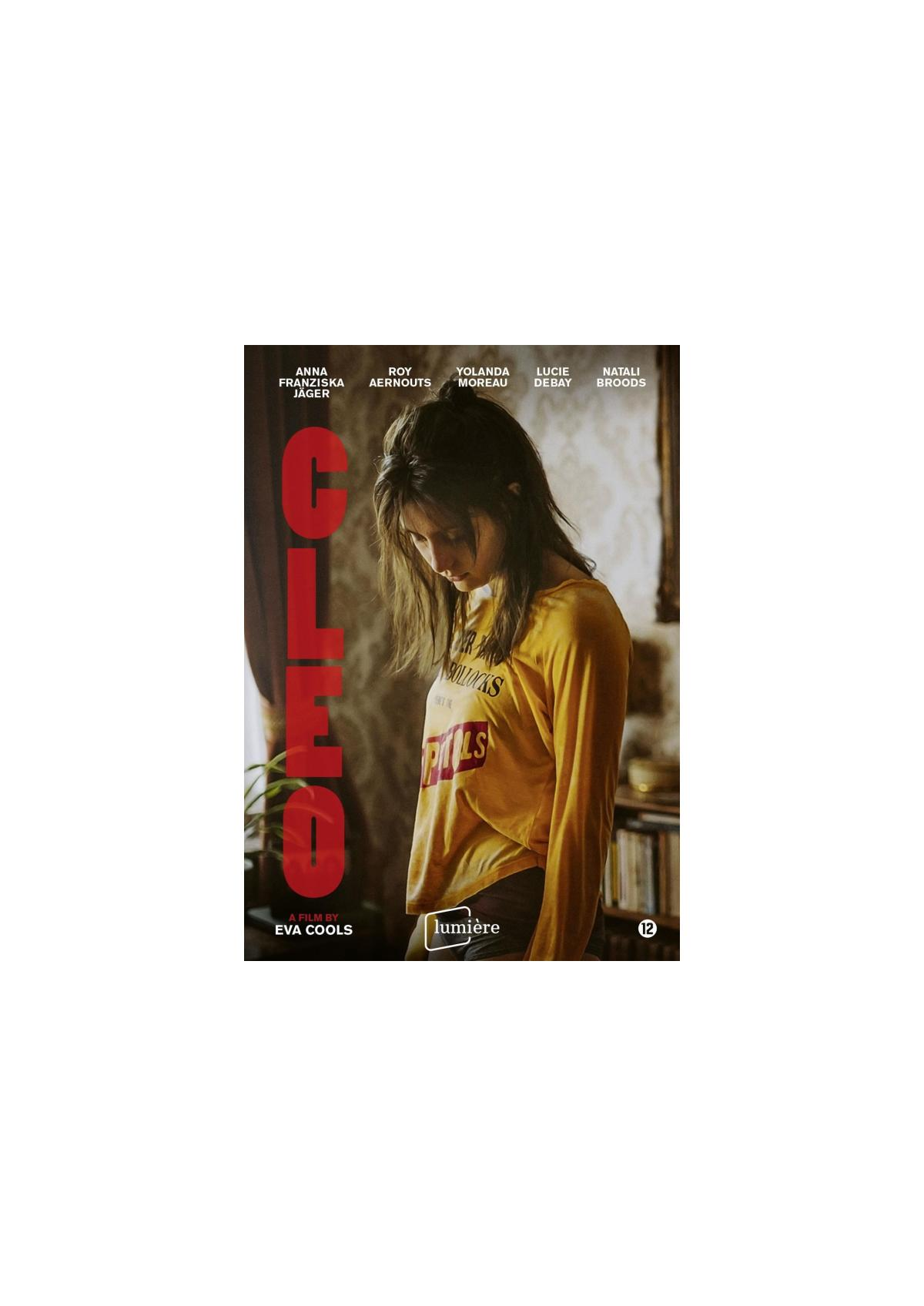 Couverture du film Cleo. Une femme en chemise jaune se tient debout, avec le titre 'CLEO' derrière elle.