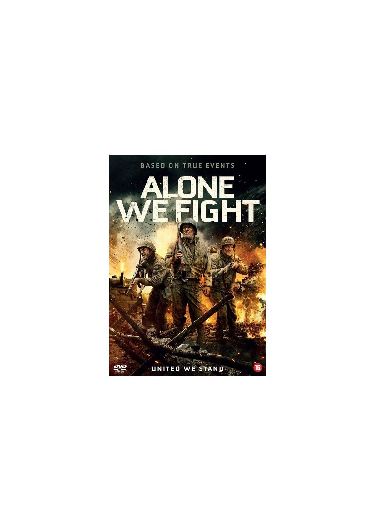 Couverture DVD : Soldats dans une scène de guerre, titre 'Alone We Fight'. Trois soldats avec des armes sur le champ de bataille.