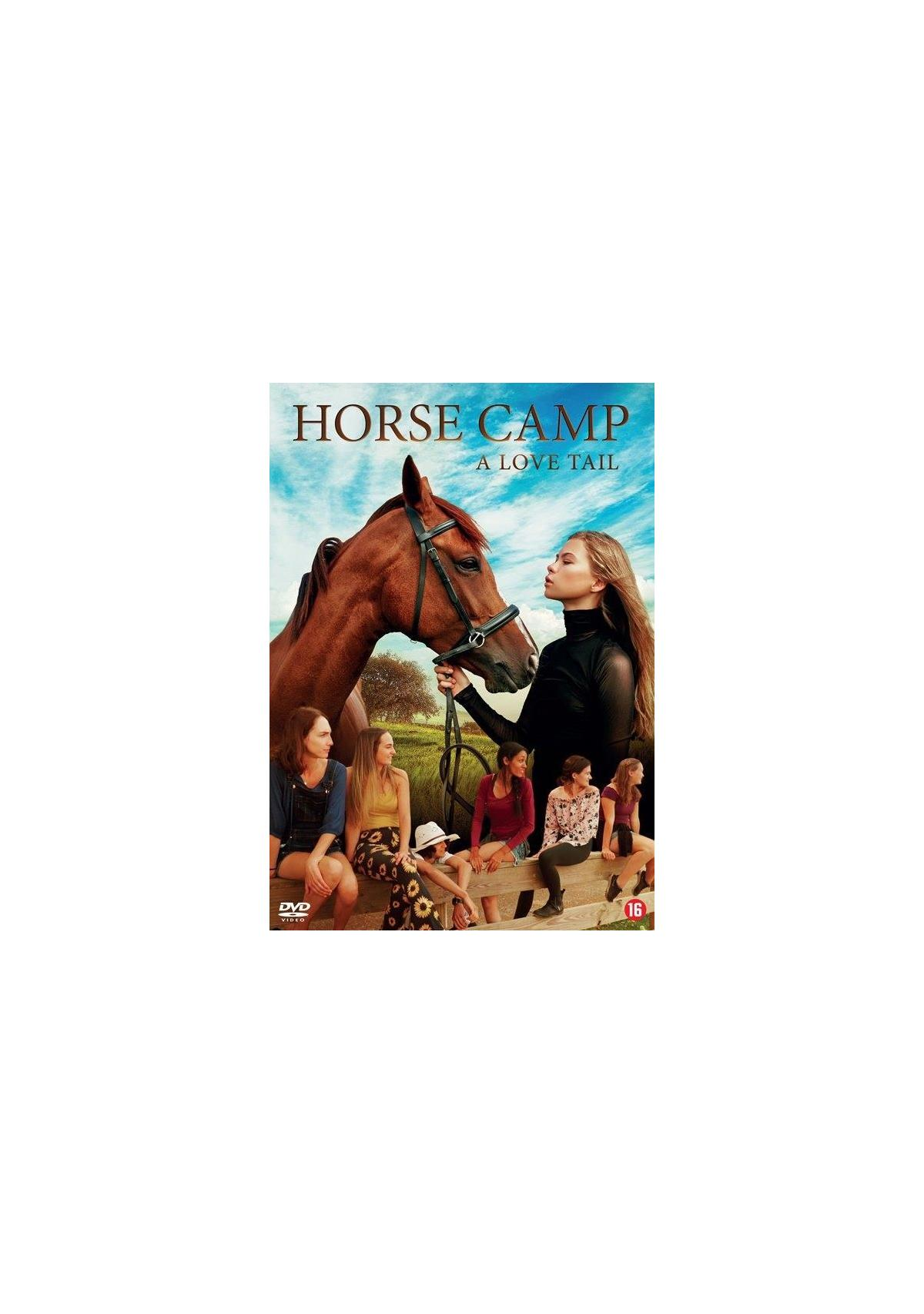 Filmposter: Horse Camp, een meisje met een paard en andere mensen op de achtergrond.