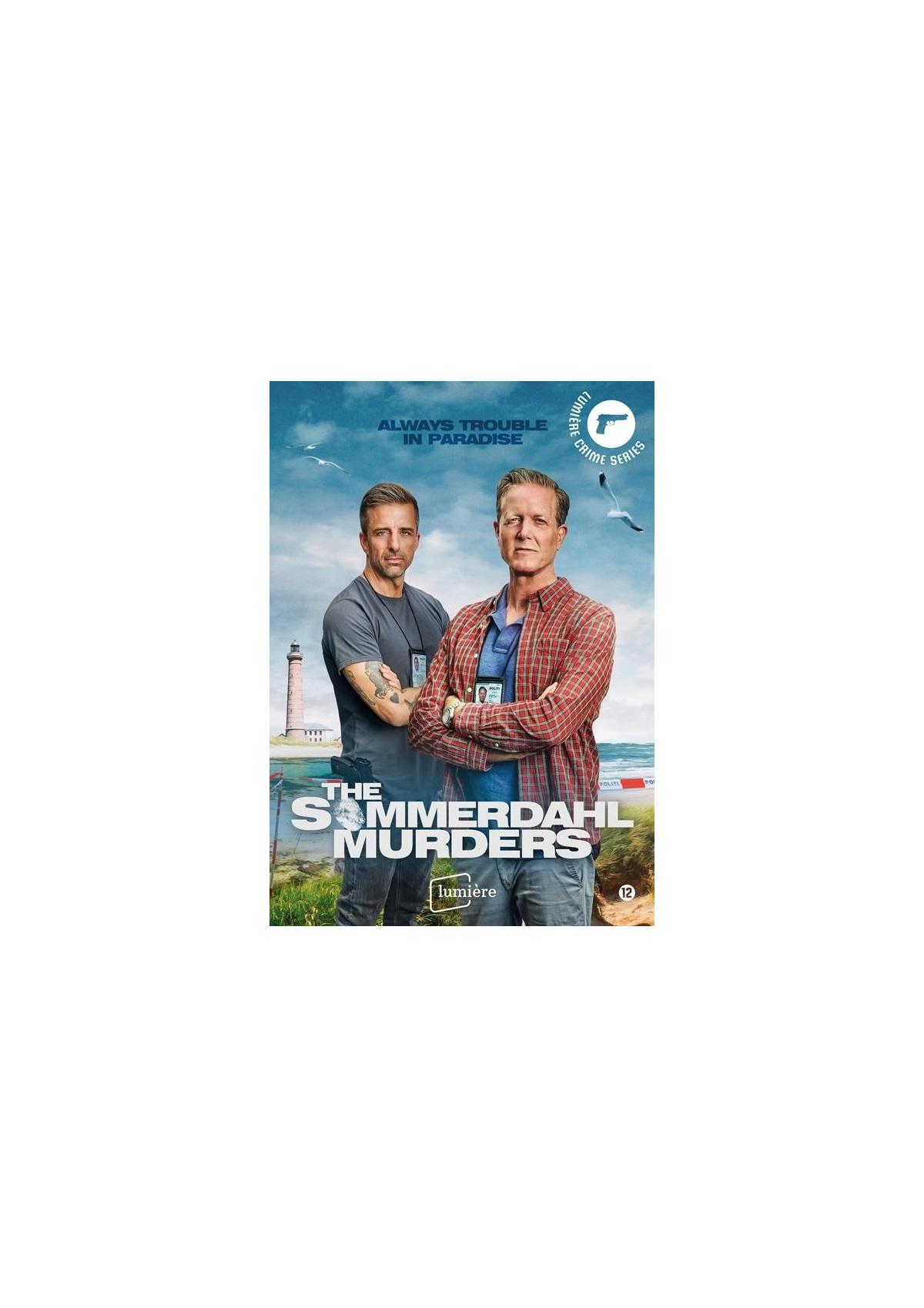 Affiche du film: The Sommerdahl Murders. Deux hommes. Plage et phare en arrière-plan.