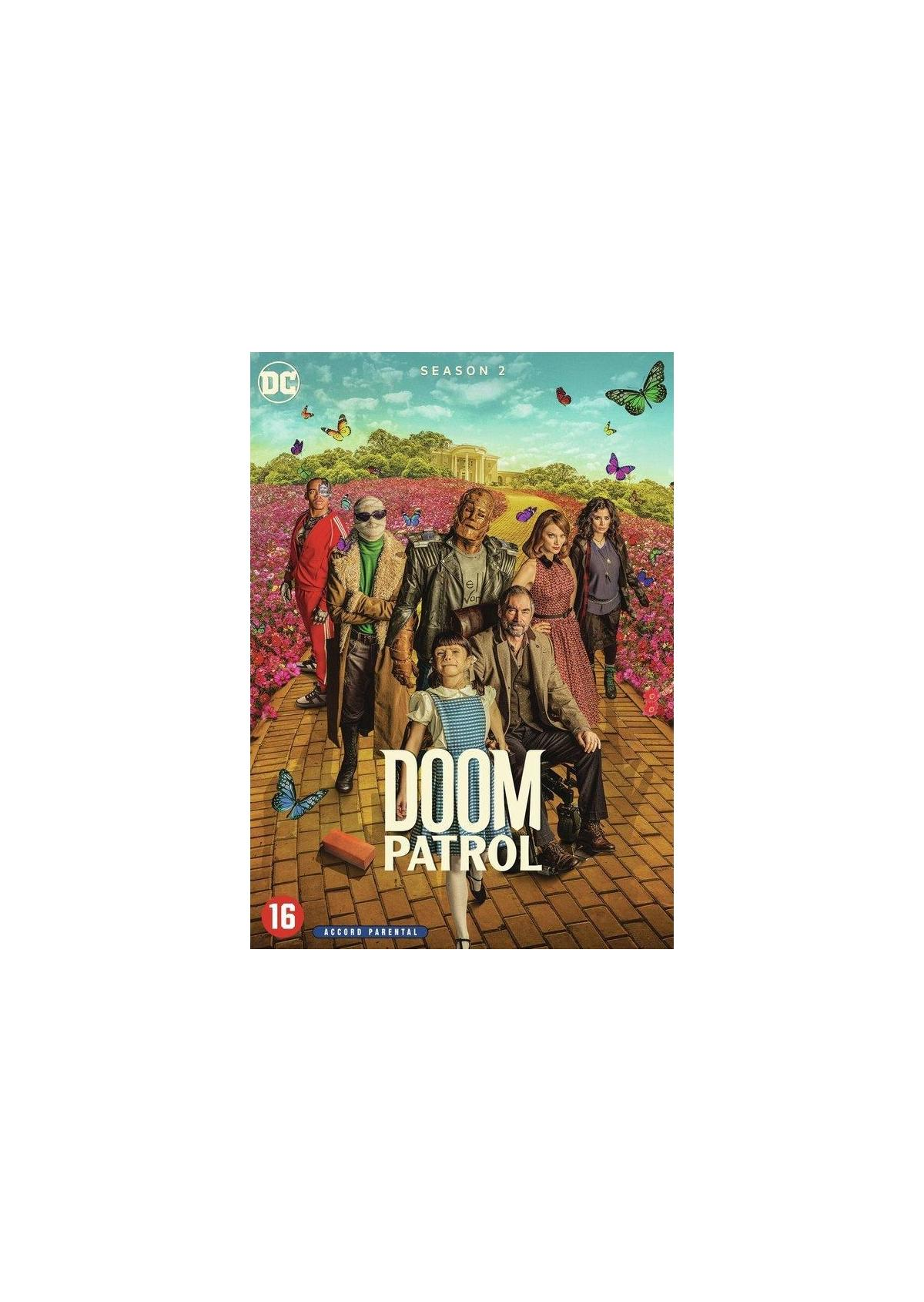 Couverture du DVD de Doom Patrol Saison 2. Un groupe de personnes se tient devant un champ de fleurs avec des papillons.