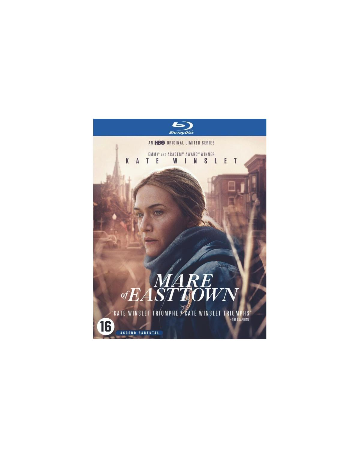 Filmposter: Mare of Easttown, een vrouw die opzij kijkt met enkele gebouwen op de achtergrond.