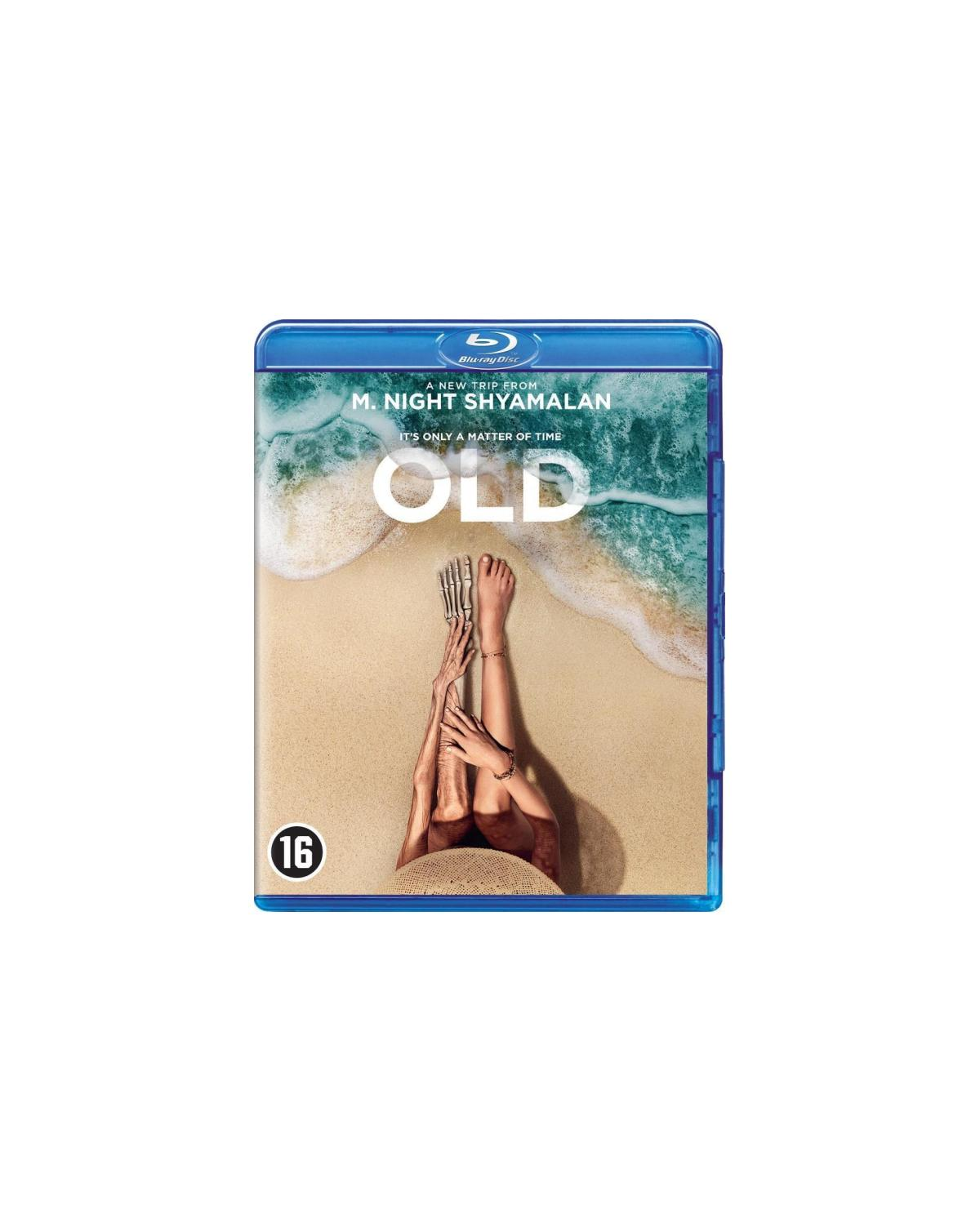 Filmposter van 'Old' met vrouwenbenen en skelettenhanden op een strand.