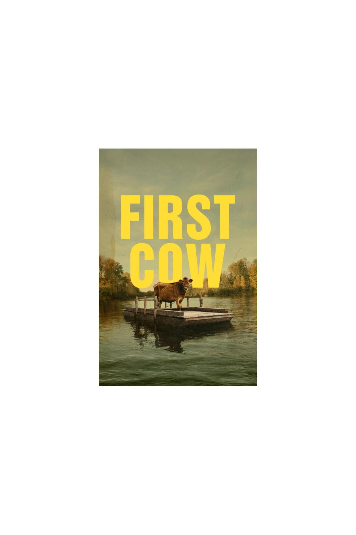 Filmposter met een koe op een vlot in een meer. Tekst: First Cow. Een rustige buitenscène.