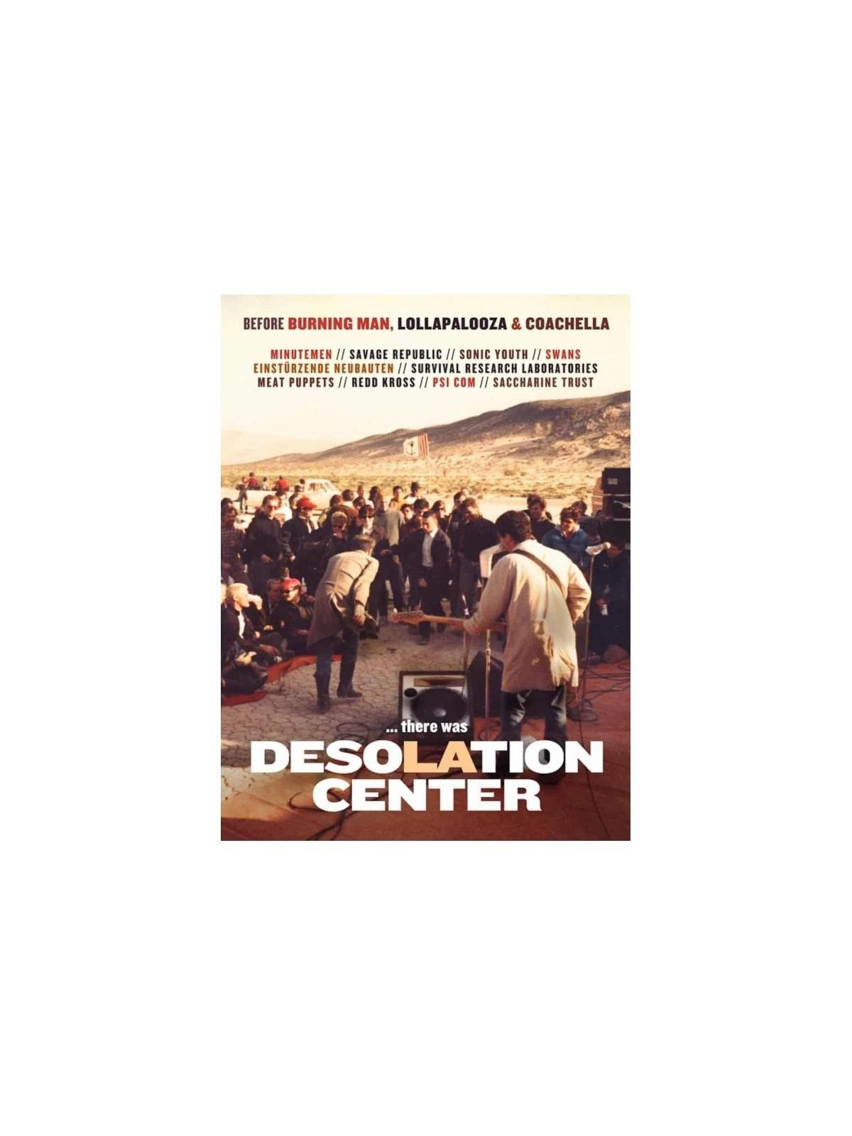 Couverture DVD de Desolation Center. Des gens dans le désert, une foule et une scène en arrière-plan.