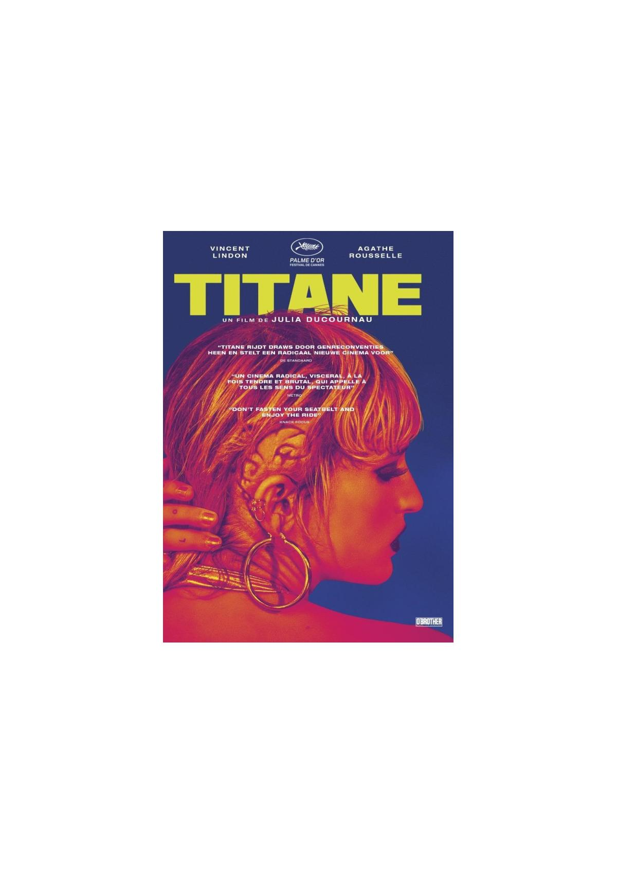 Filmposter voor Titane. Een vrouw met roze haar, een gouden oorbel en een hand op haar gezicht.